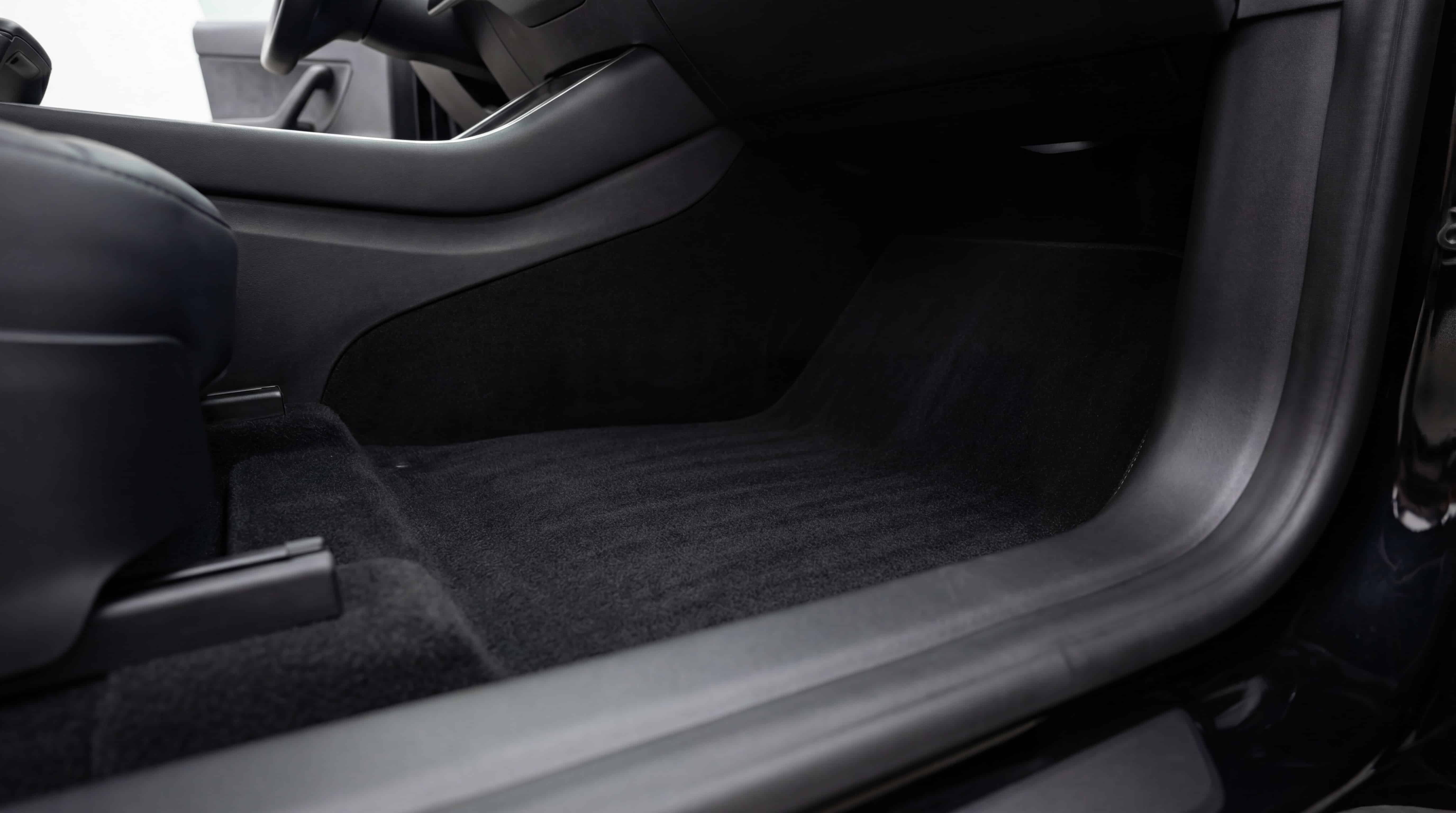 Après nettoyage des moquettes intérieures d’une Tesla Model Y propres et assainies