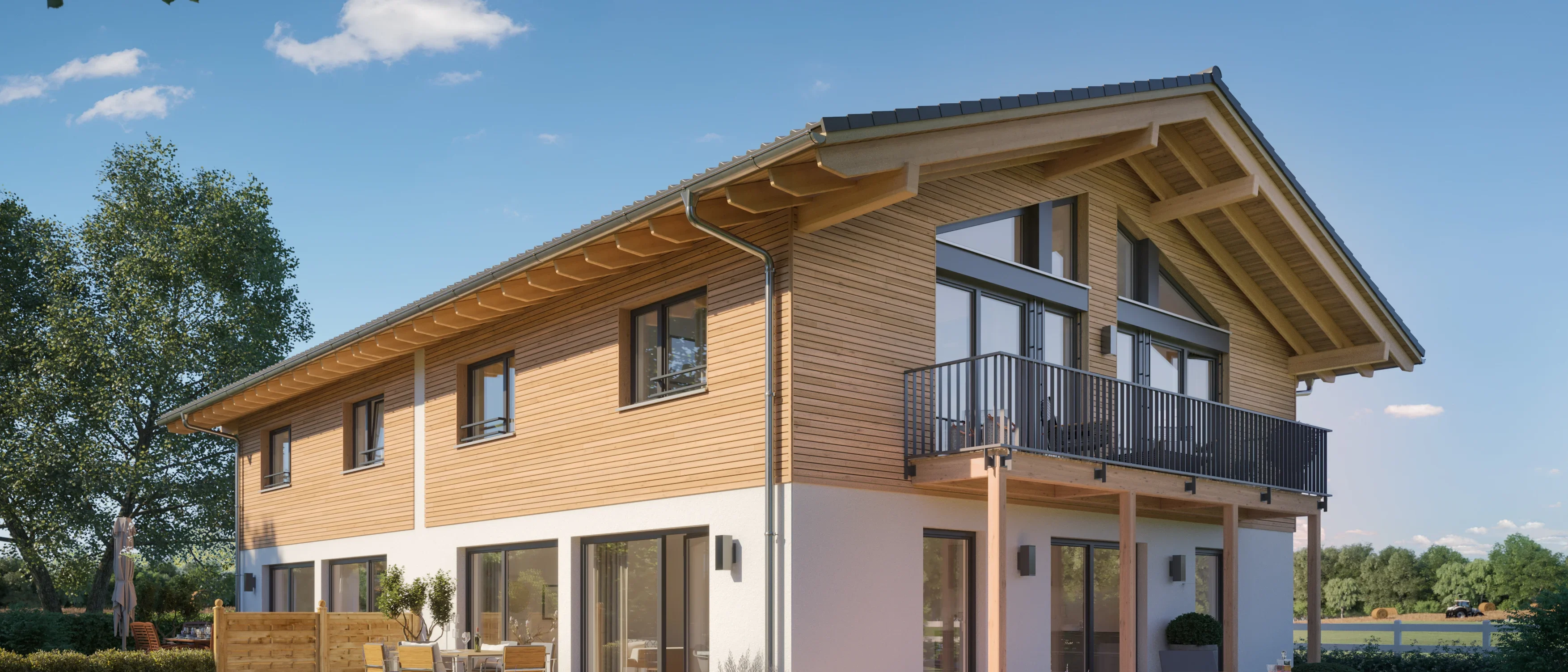 Modernes Einfamilienhaus mit Holzfassade, weitläufigem Balkon, großzügigen Fenstern und sichtbarem Dachstuhl.