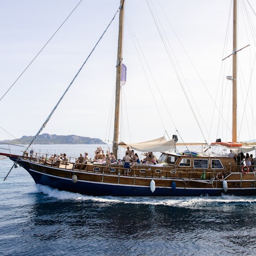 Athens Riviera: Half-Day Cruise with Lunch, Drinks & Swim Stop