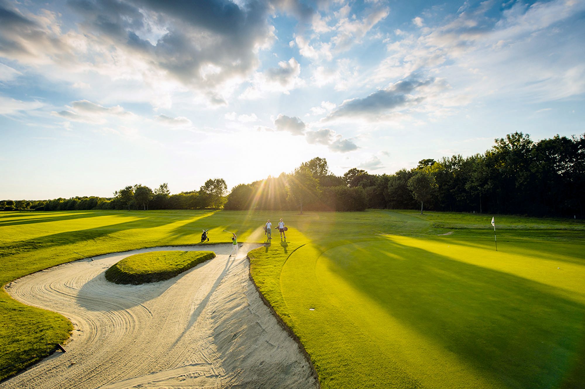 Blick auf den Golfplatz bei Sonnenuntergang, der sich direkt neben dem Restaurant Luna am Grün befindet