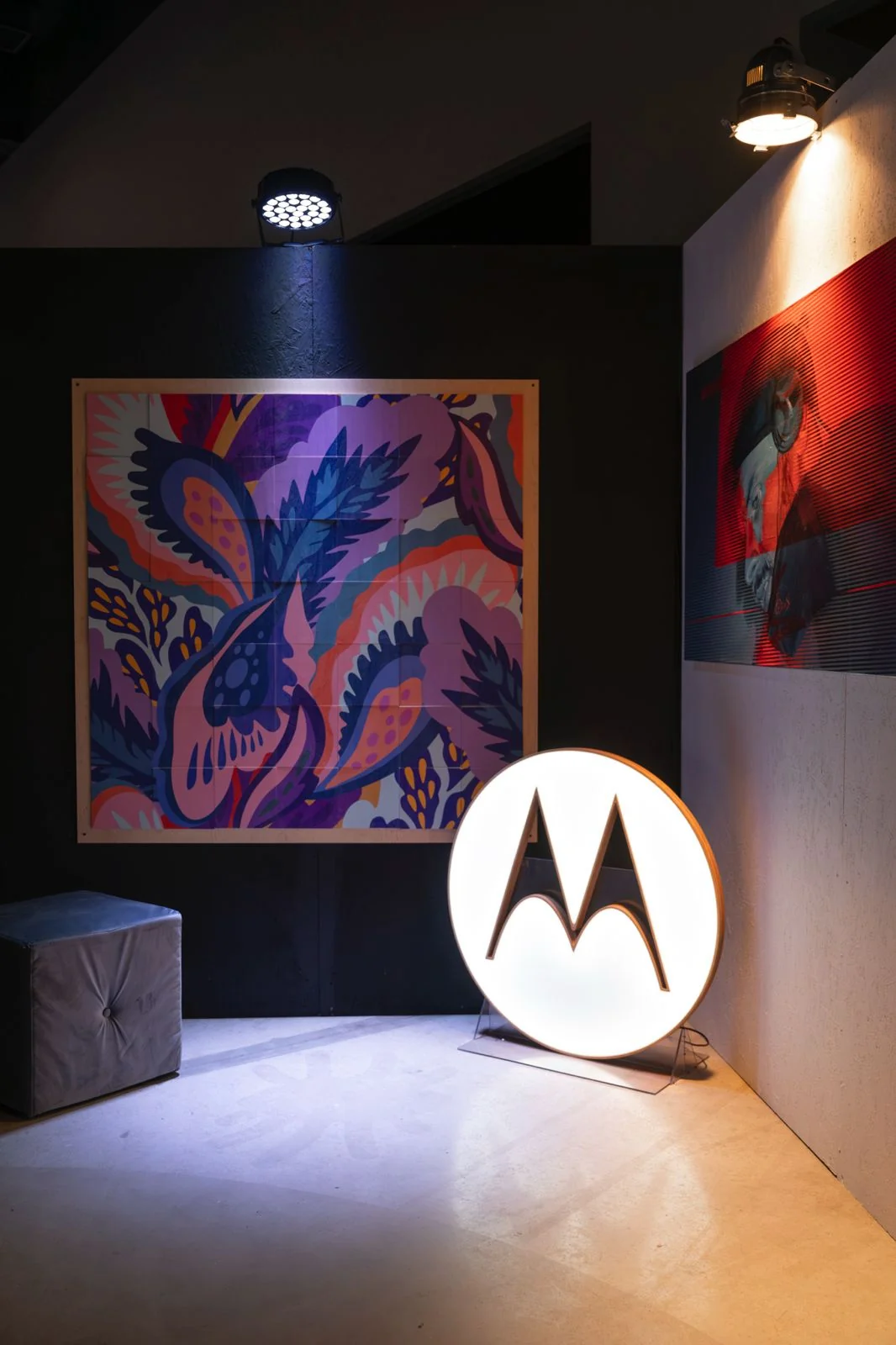 Podświetlone logo Motorola przy dekoracjach premiery Edge