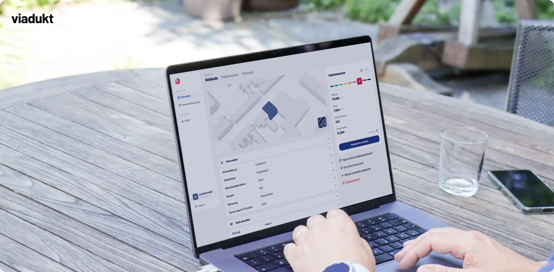 Herr Stuhlreiter sitzt am Laptop vor der Plattform viadukt und gibt seine Gebäudedaten ein um seine Immobilie mit möglichen Sanierungsmaßnahmen zu simulieren