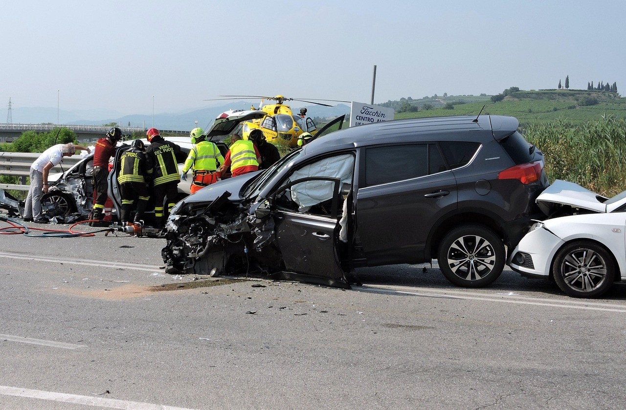 accident,-rescue,-road,-fire-fighters,-auto,-helicopter,-accident,-accident,-acc - pcdazero (pixabay)