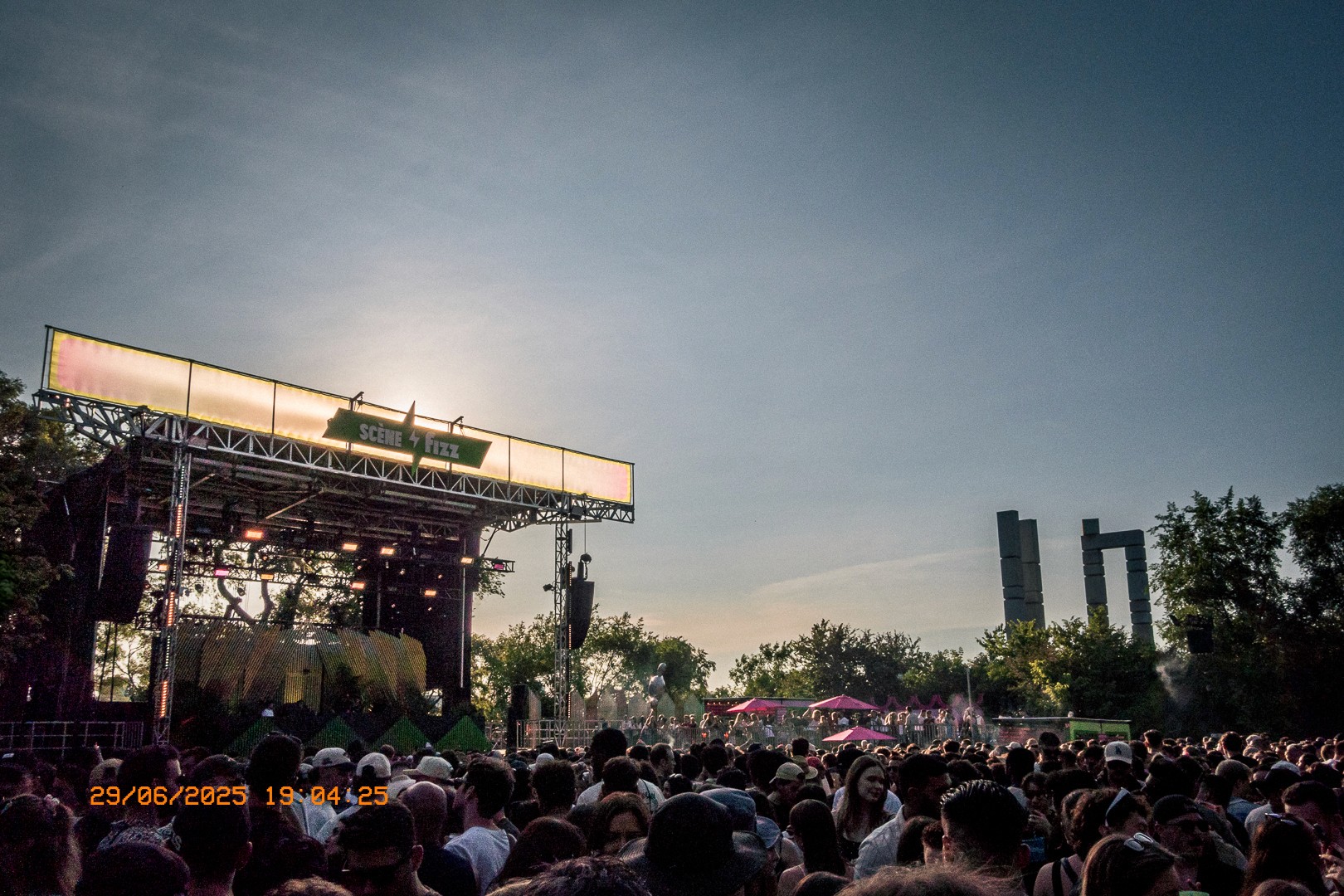 Scène Fizz du Piknic Électronik à Montréal, foule au coucher du soleil.