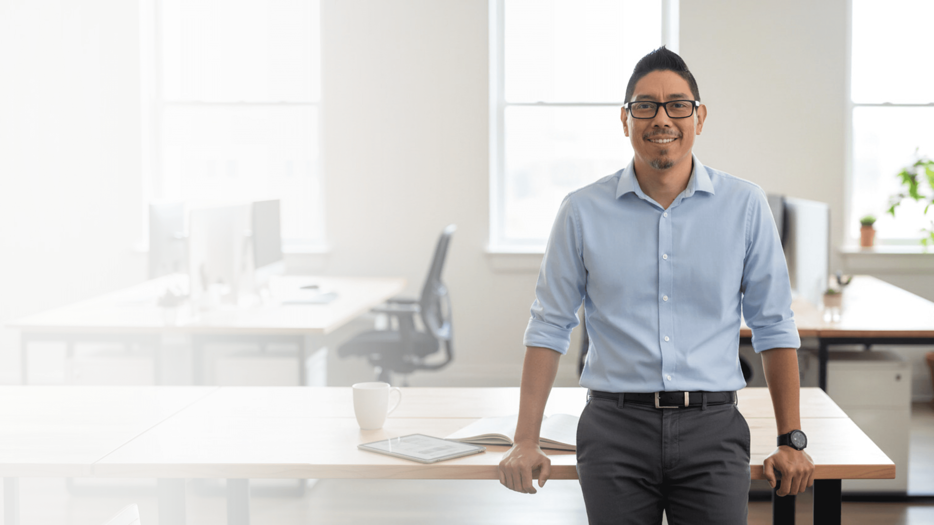 Retrato profesional de Carlos López, Diseñador de Experiencia de Usuario (UX) Senior y especialista en estrategias SEO; su imagen proyecta un perfil híbrido que combina el diseño visual estratégico con la optimización técnica para motores de búsqueda.