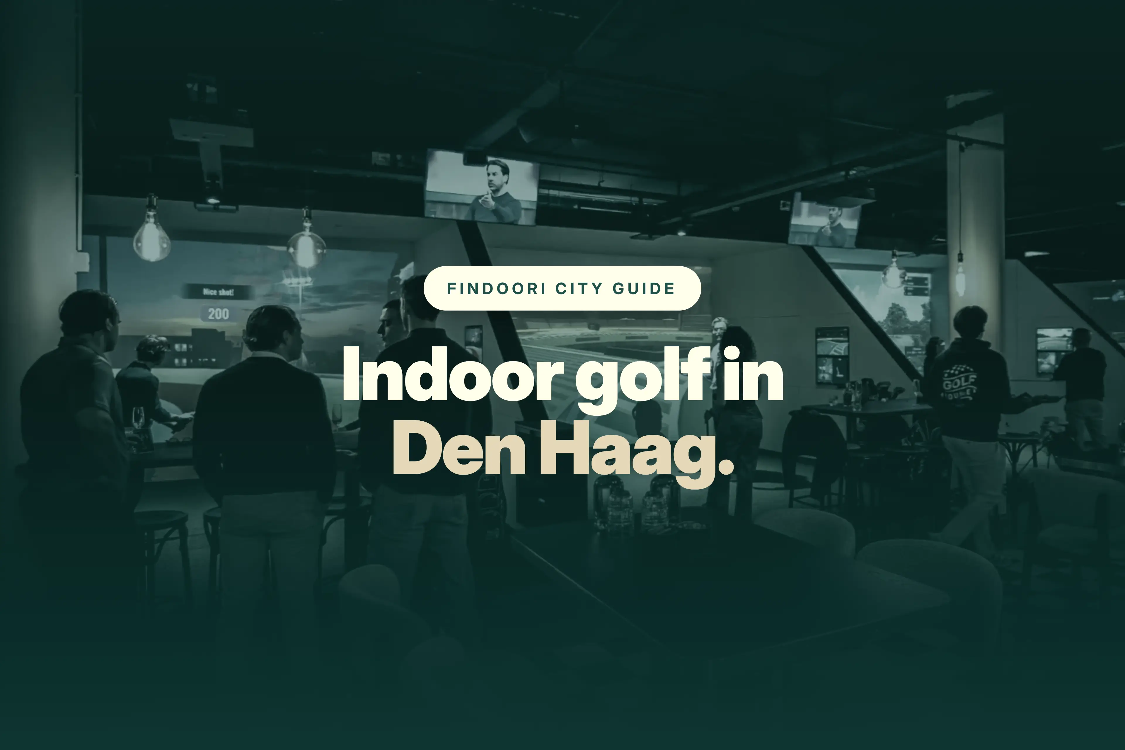 Bezoekers spelen indoor golf in Den Haag bij Golflounge, met TrackMan golfsimulators, grote schermen en sportsbar-sfeer.