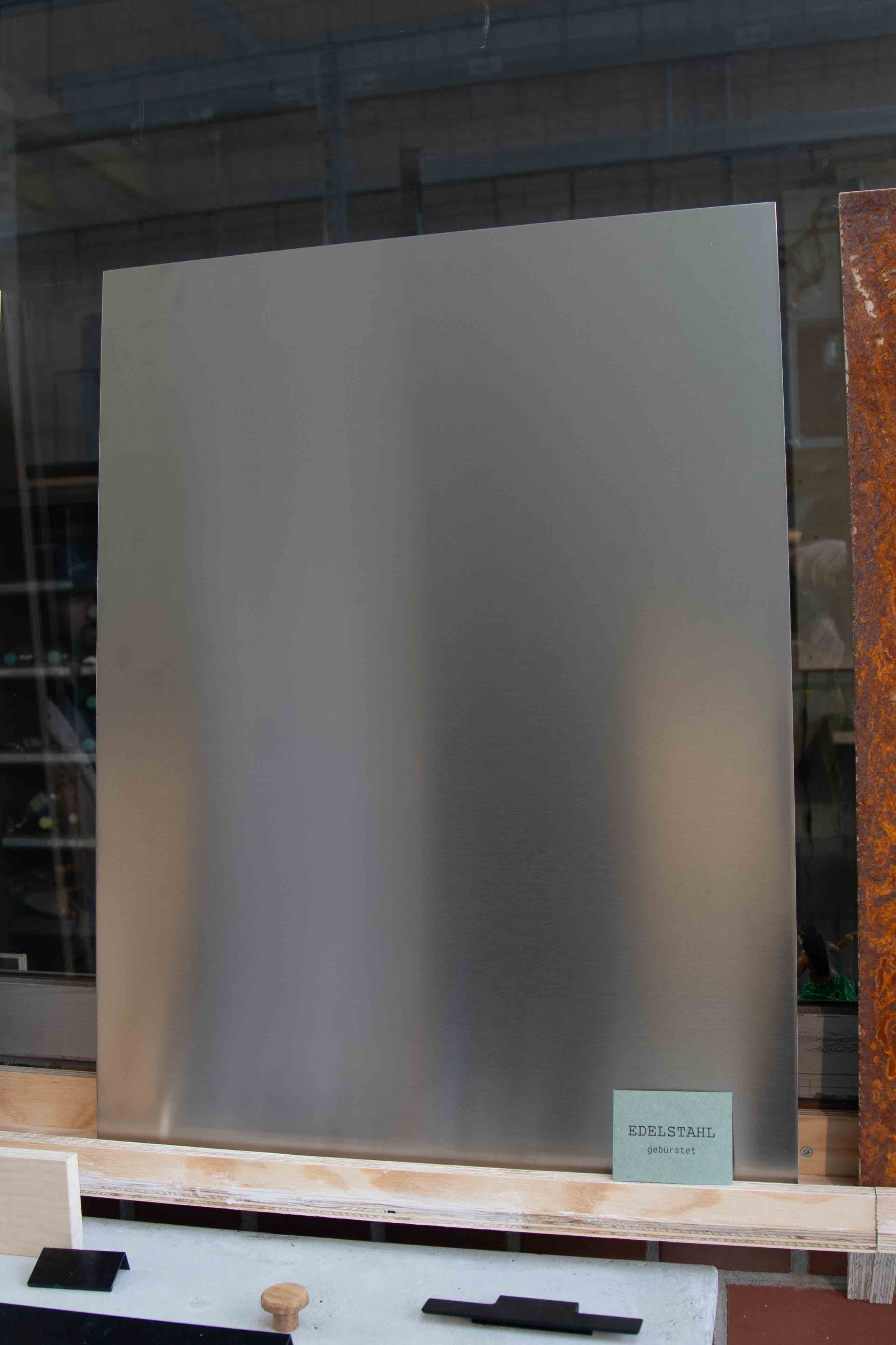 Detailaufnahme der Wellenstruktur der Akustiklampe aus Holz, zeigt Material und handgefertigte Verarbeitung