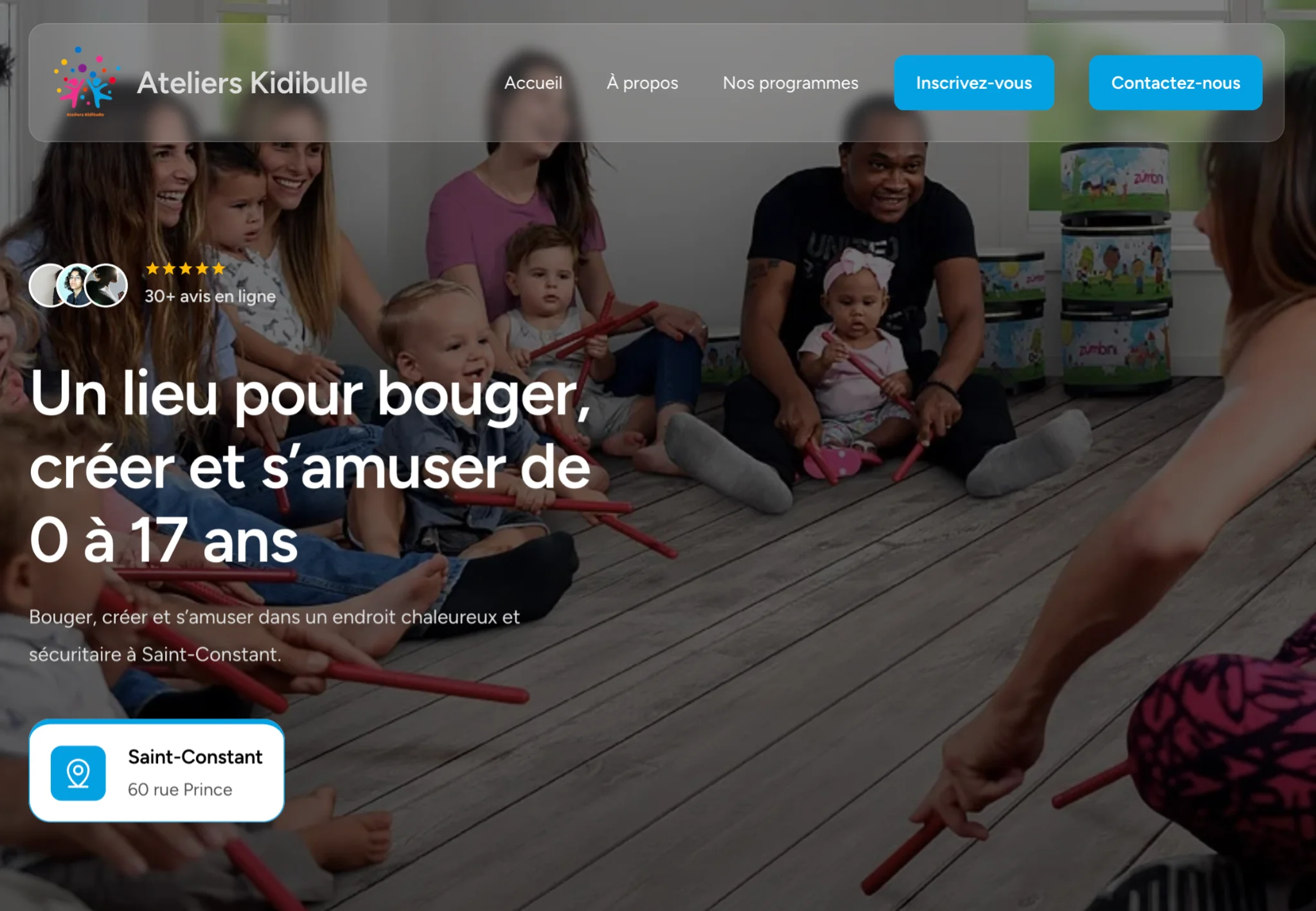 Ateliers éducatifs chez Kidibulle à Saint-Constant, enfants participant à une activité musicale dans un environnement chaleureux et sécuritaire.