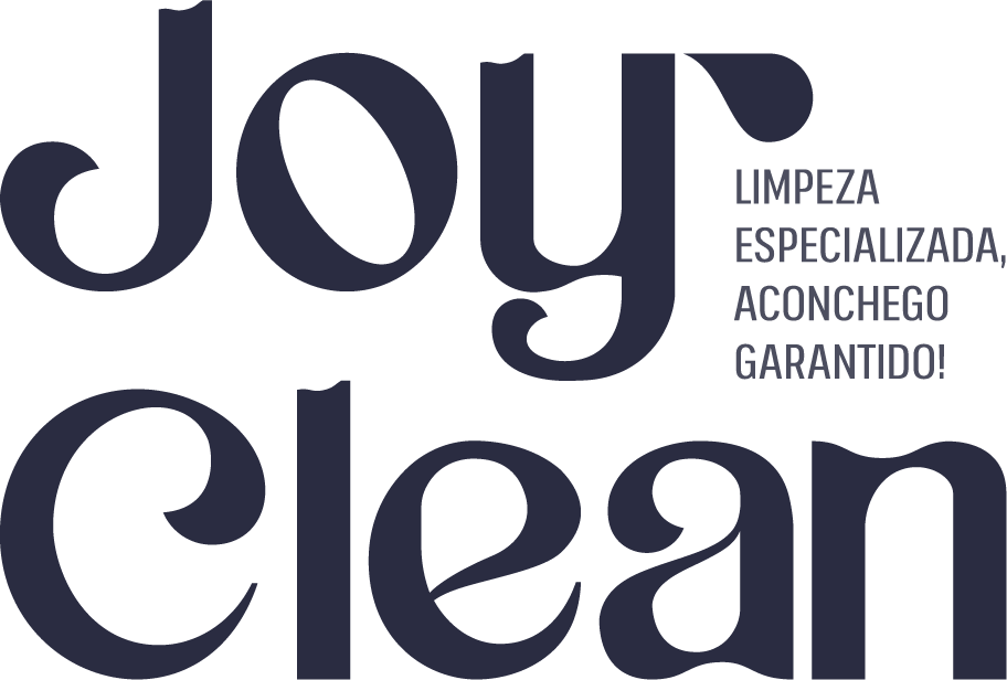 Variação vertical do logotipo Joy Clean em tom azul-escuro sobre fundo branco, acompanhado do texto 'LIMPEZA ESPECIALIZADA, ACONCHEGO GARANTIDO!'.