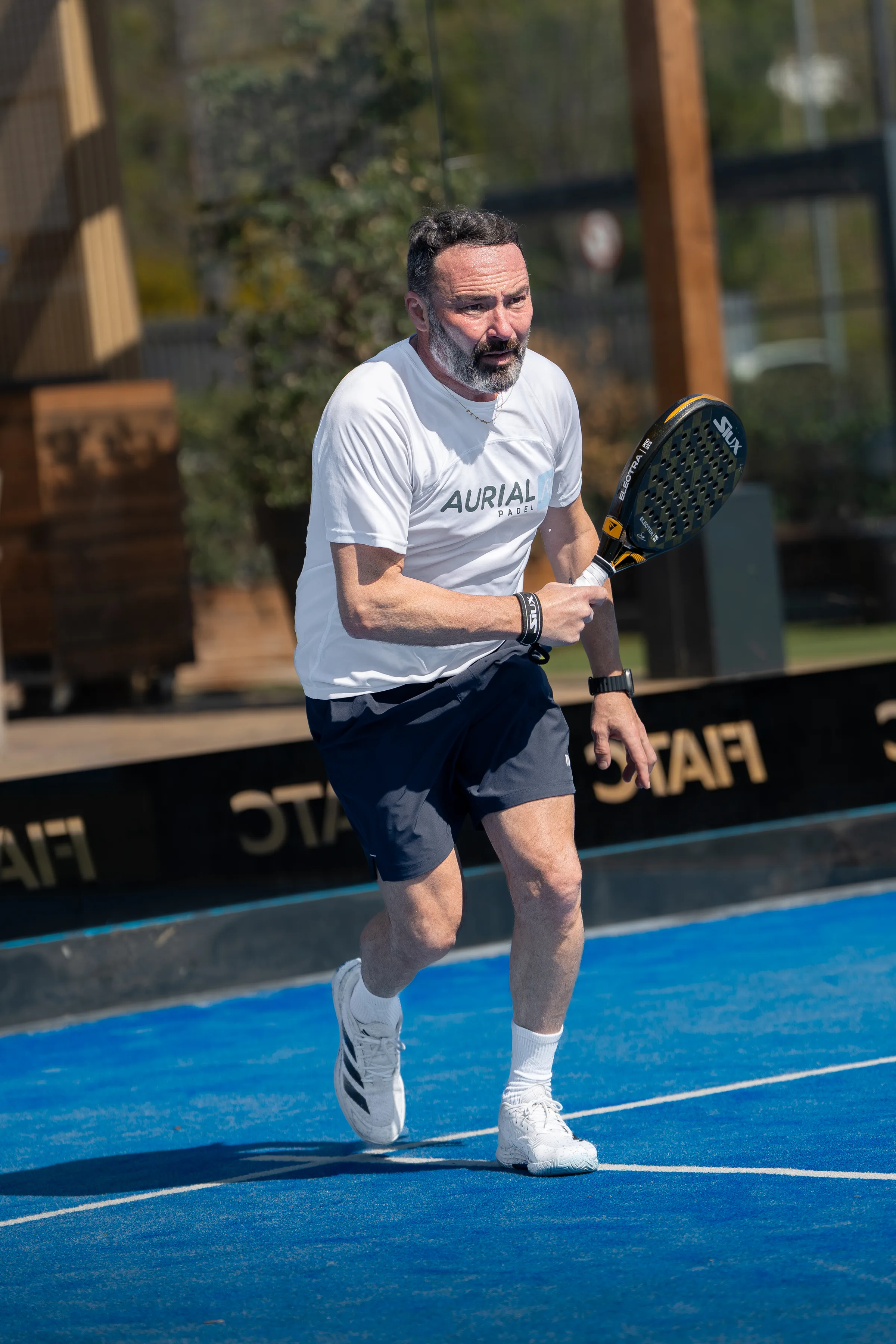 Remate de globo en partido de pádel en Aurial Padel Cornellà 2026, fotografía de Nolan Pardo