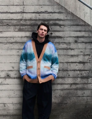 Dans le lookbook de la marque Danoise Another Aspect, le mannequin porte un costume gris et une chemise blanche
