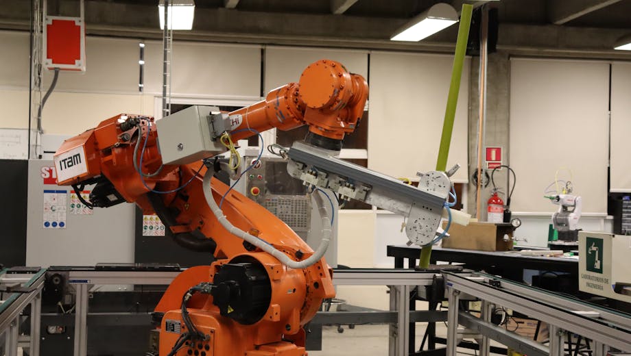 Industrial robotic arm in a Ciudad de México lab setting, showcasing automation technology.