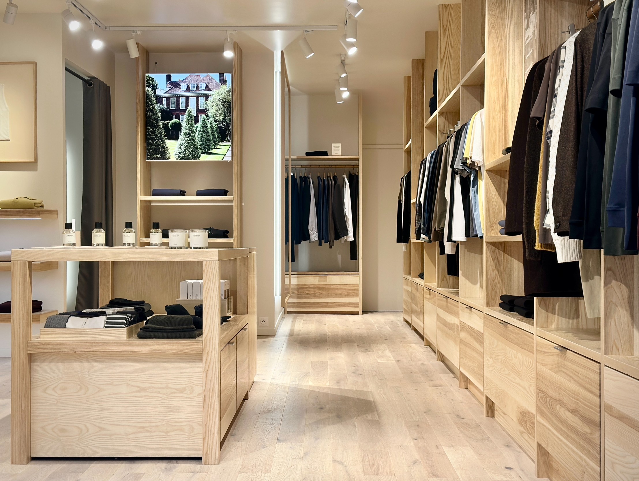 Installation moderne du corner Salomon par Clothette, présentant des chaussures