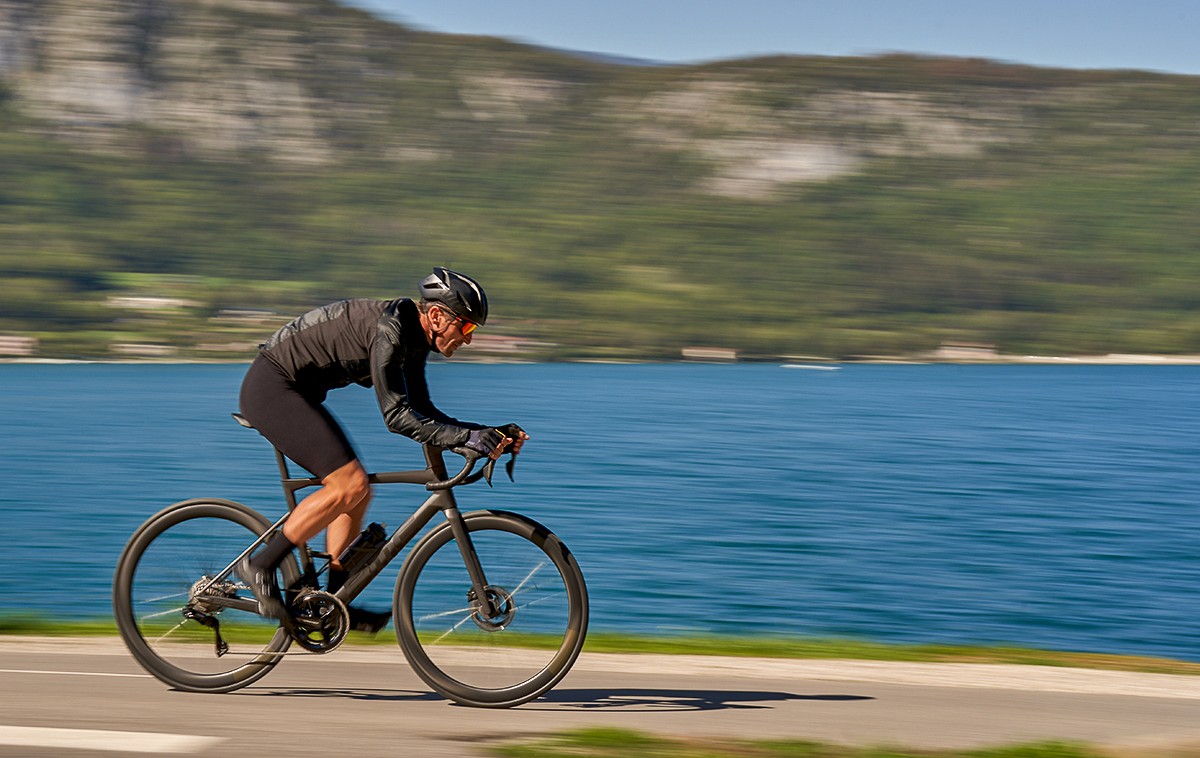 photographie filé d'un cycliste roulant au bord d'un lac