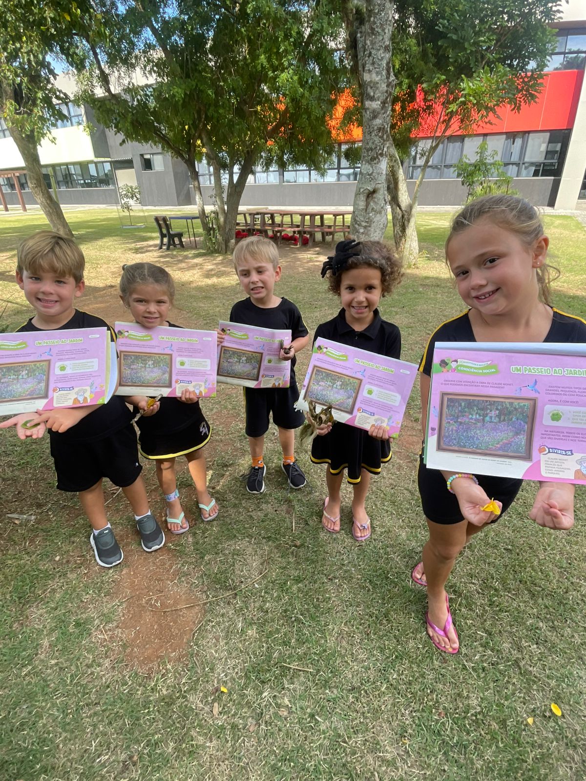 Alunos do Jardim II da Escola Santa Mônica participam de atividade do projeto Astroalfa explorando a letra A.