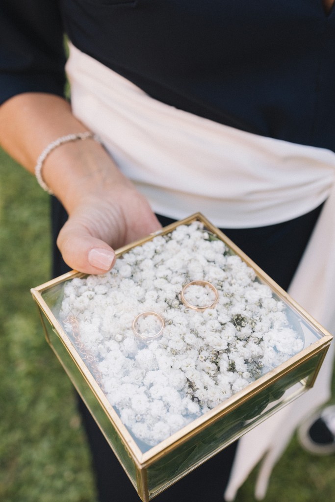 Dettaglio bouquet nuziale bianco con anelli - matrimonio Rebecca e Giorgio a Villa La Favorita