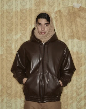 Dans le lookbook de la marque Danoise Another Aspect, le mannequin porte un costume gris et une chemise blanche
