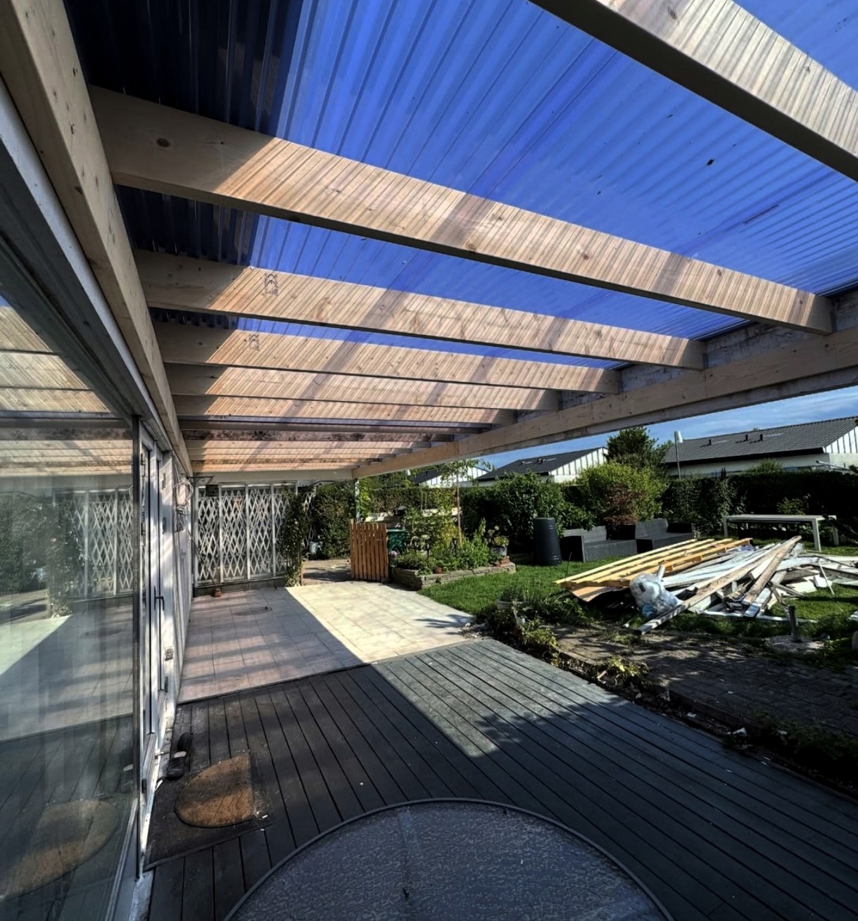 Positiv kundeanmeldelse af grundig renovering og opbygning af ny udendørs træterrasse