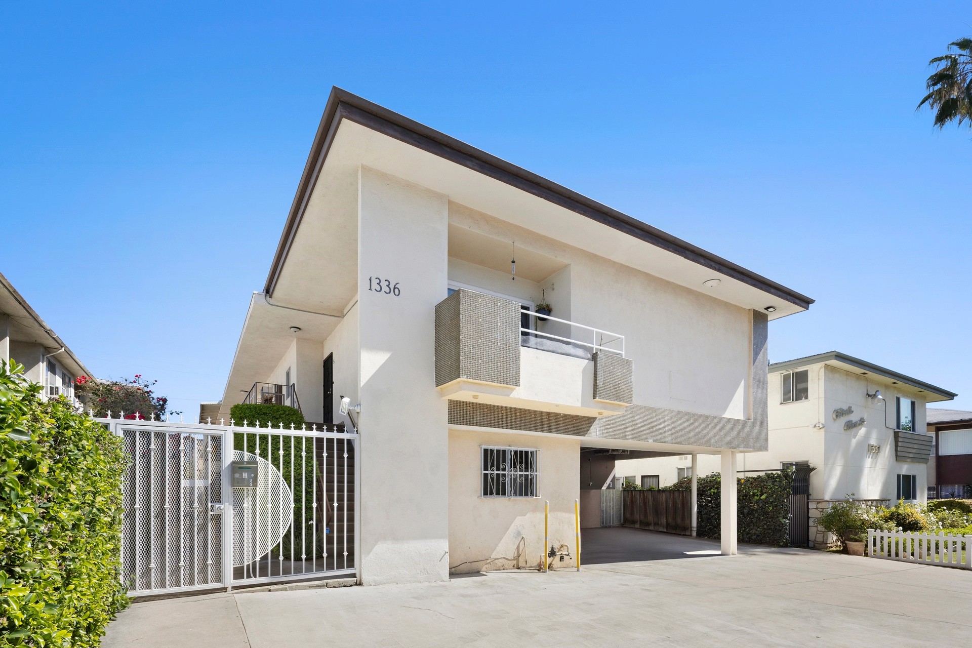 Angled exterior perspective of 1336 n citrus ave apartment building in Hollywood.
