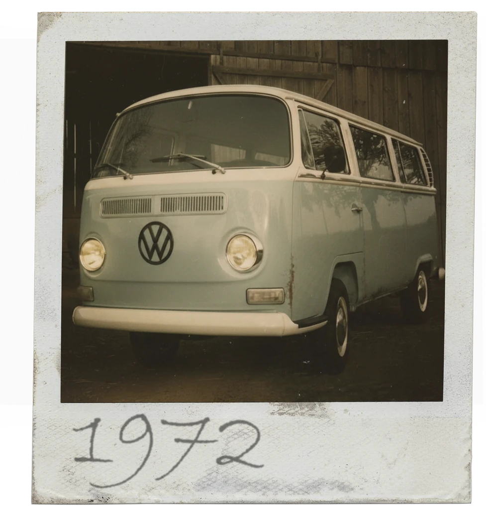 Vintage Volkswagen Bus von 1972. Klassischer Campervan mit dem Volkswagen-Logo an der Front.
