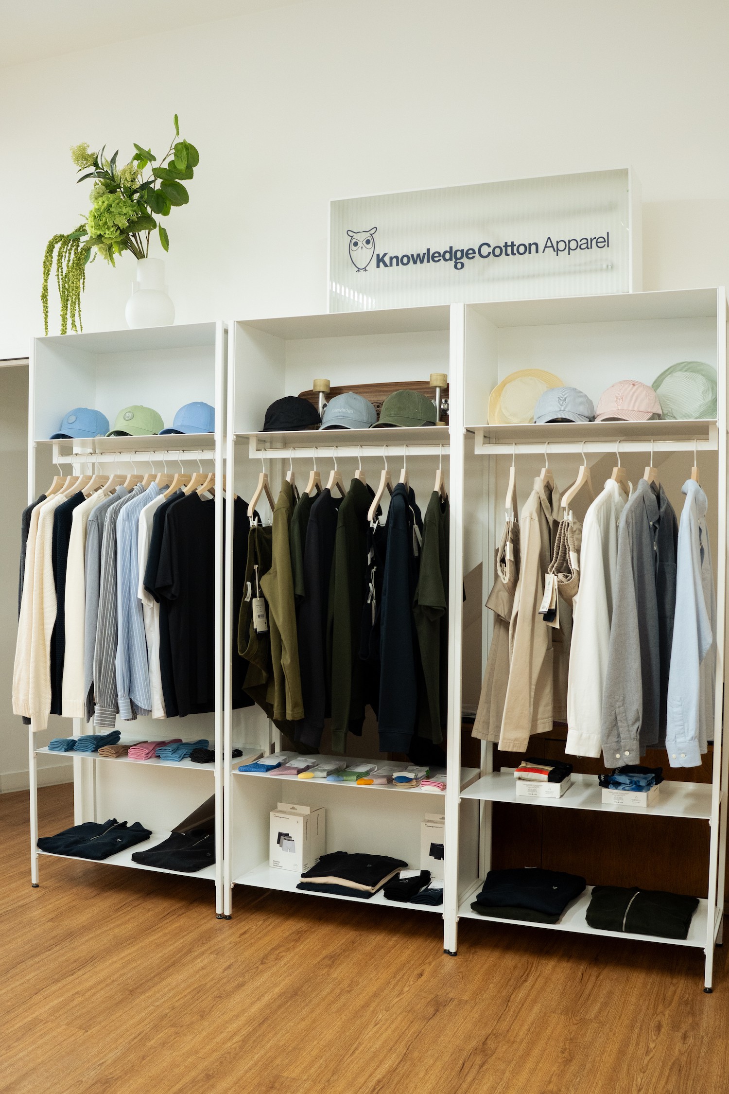 Présentoir à vêtements et accessoires de la marque Knowledgecotton Apparel