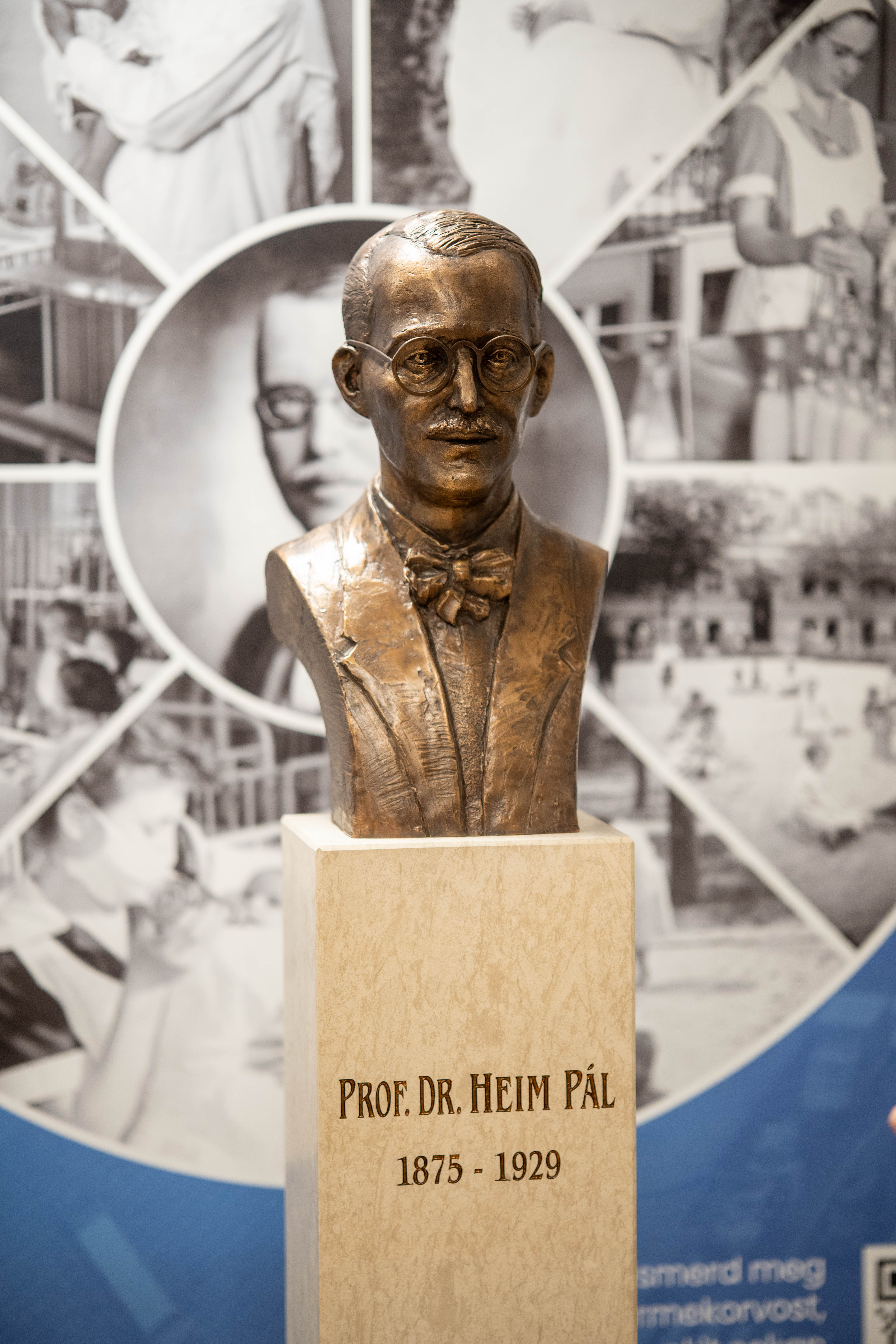 A kórház logója kék háttér előtt