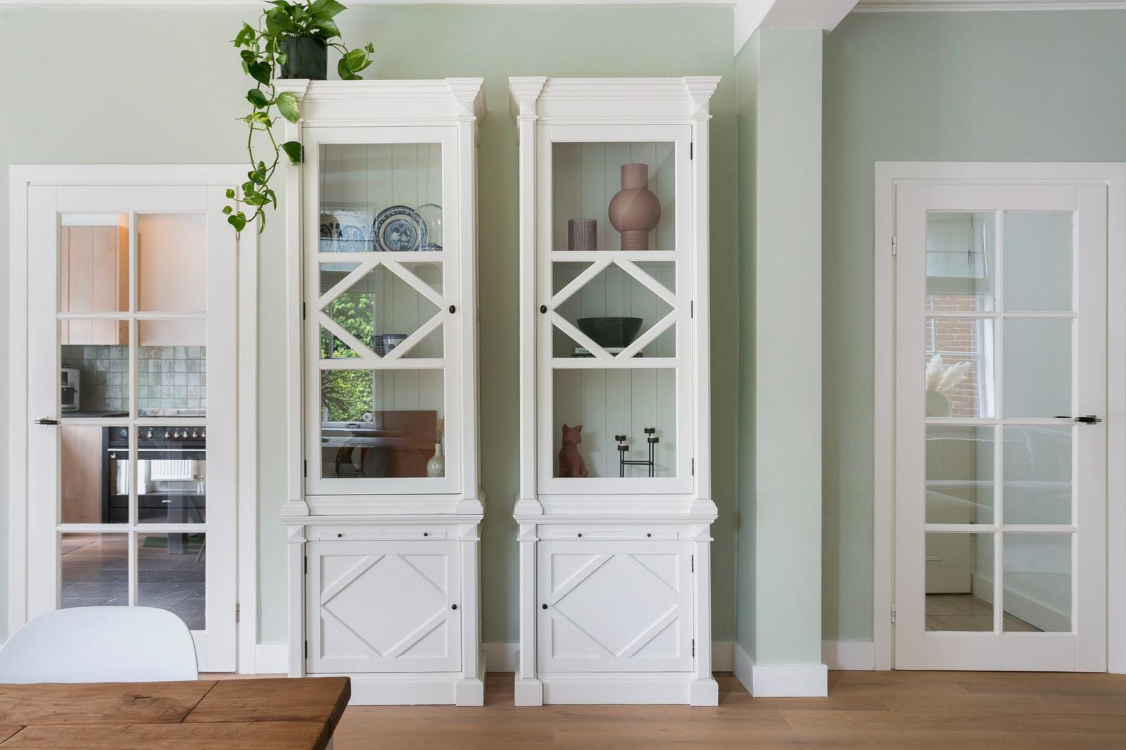 landelijke buffetkasten op groene muur