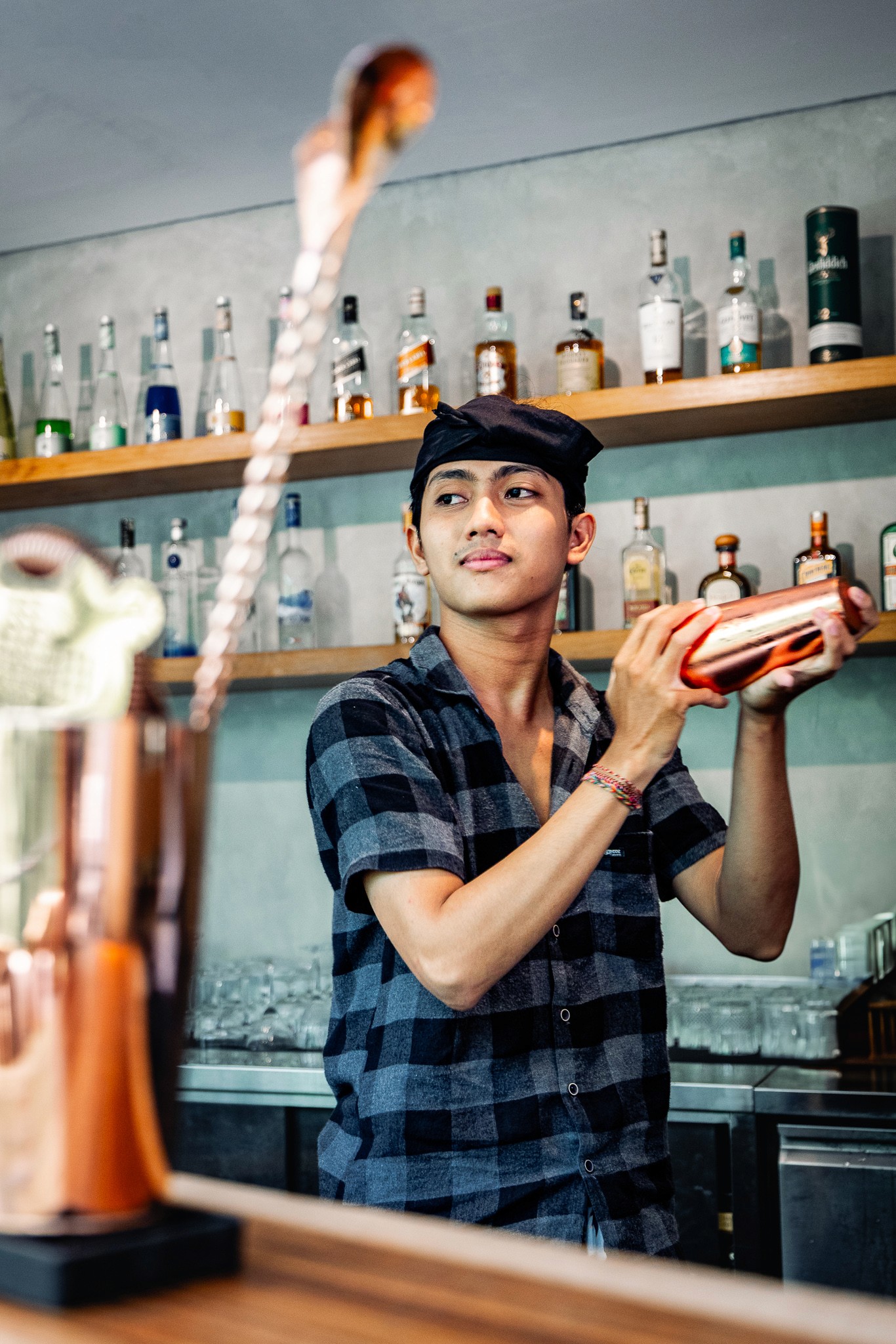 Barkeeper im Ning Resort Ubud bereitet einen exotischen Cocktail an der Hotelbar zu