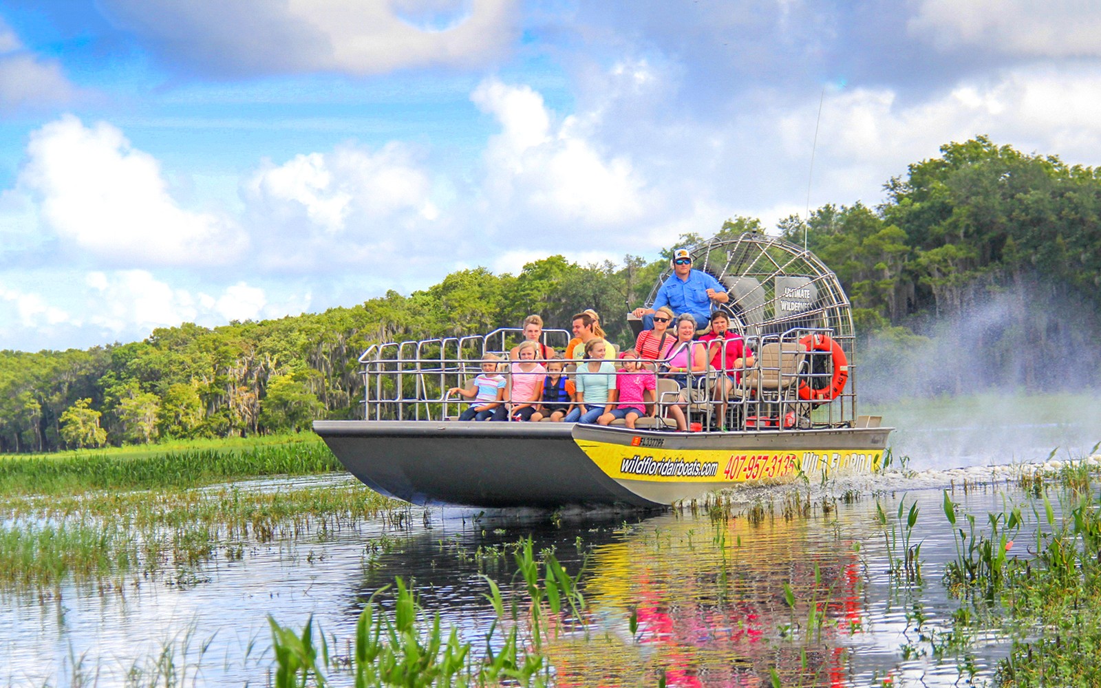 Tickadoo etkinlik platformu aracılığıyla Florida'da Everglades sulak alanlarını ve vahşi yaşamı izleyen hava teknesi turundaki misafirler.