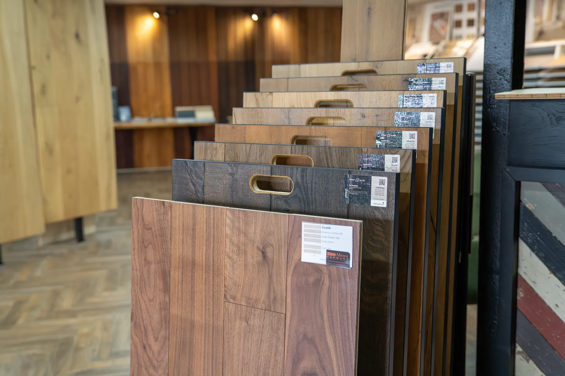 Showroom Aliénor Parquet présentant un choix de parquets en chêne à Mérignac