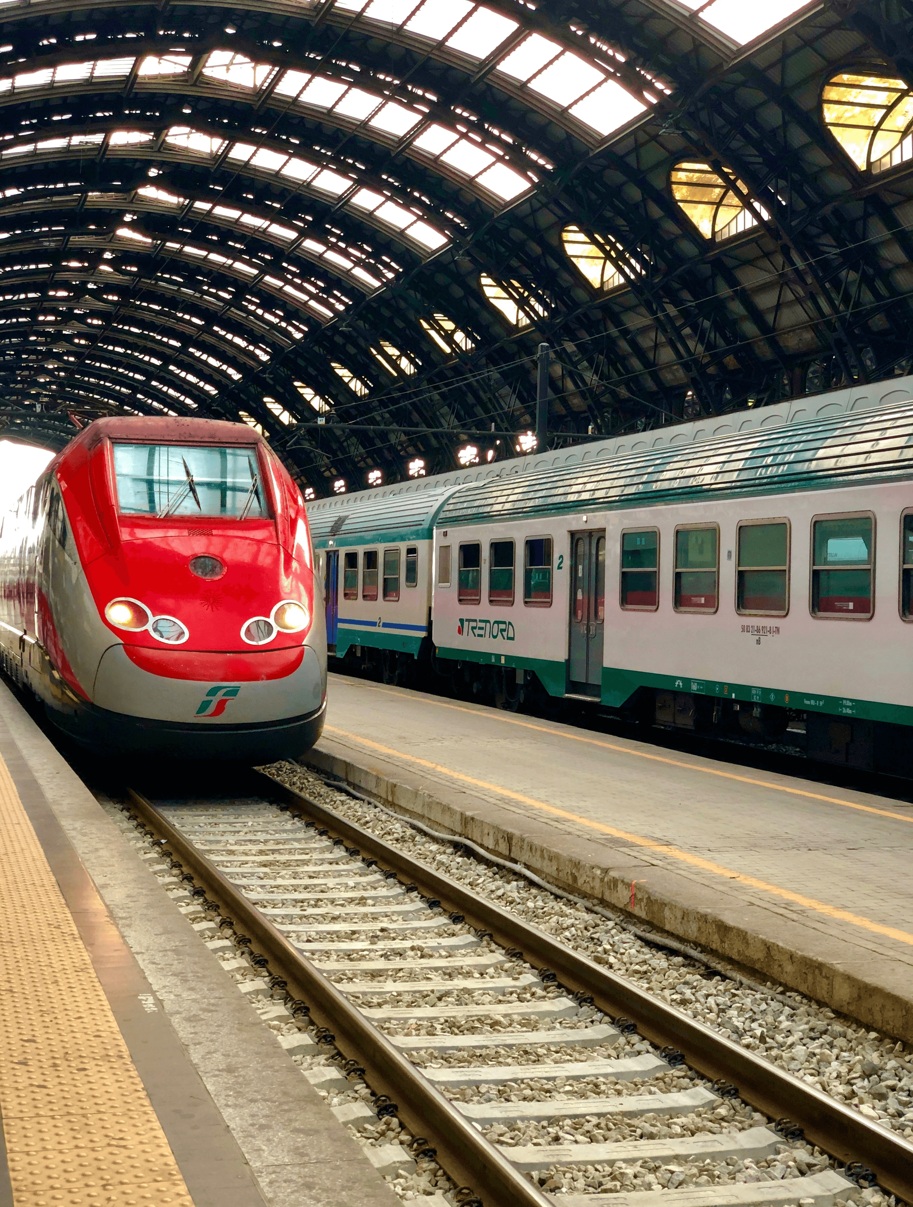 Prendo spesso quel treno dopo lavoro. È sempre uguale: stessa gente, stessi posti.

Quel giorno però mi sono seduto di fronte a una ragazza che non avevo mai visto.

All’inizio niente. Poi ho alzato lo sguardo… e lei mi stava guardando.

Ho fatto finta di niente. Poi ho riguardato.
E lei era ancora lì.

Abbiamo iniziato a guardarci più volte, quasi senza accorgercene.
A un certo punto ci siamo anche sorrisi.

Non era una cosa forzata, sembrava tutto naturale.

Siamo scesi alla stessa fermata.
Io ero convinto che le avrei parlato.

Ma nel momento in cui siamo scesi:

lei è andata da una parte

io dall’altra

E non ho fatto nulla.

