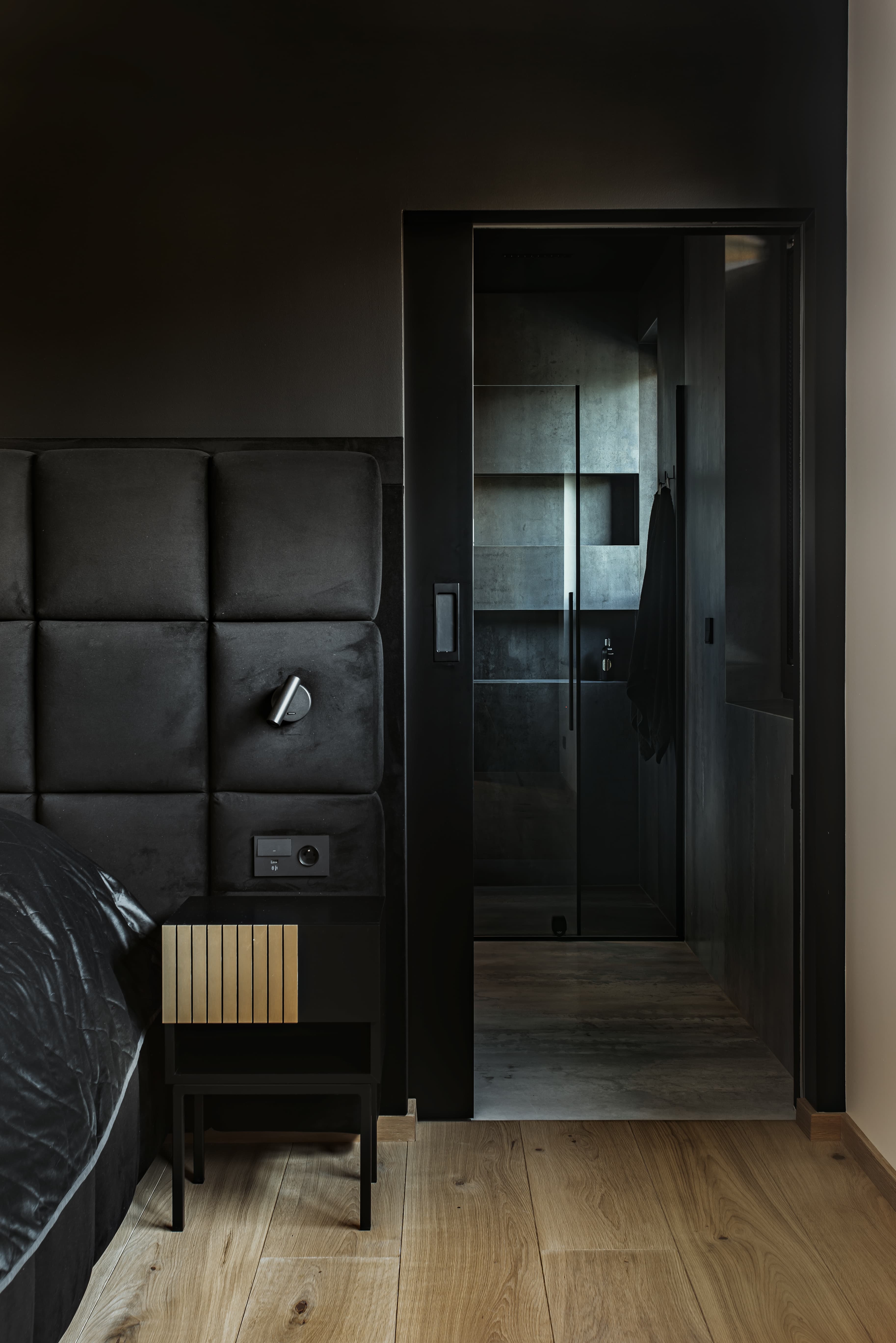 dark bathroom design