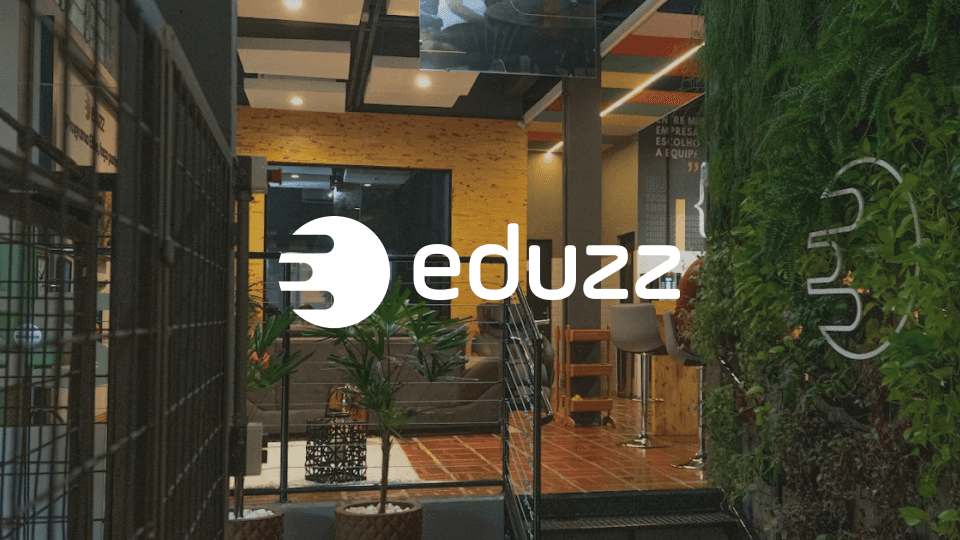 Imagem com logotipos das empresas BossaBox e Eduzz em fundo azul, representando colaboração entre as marcas.