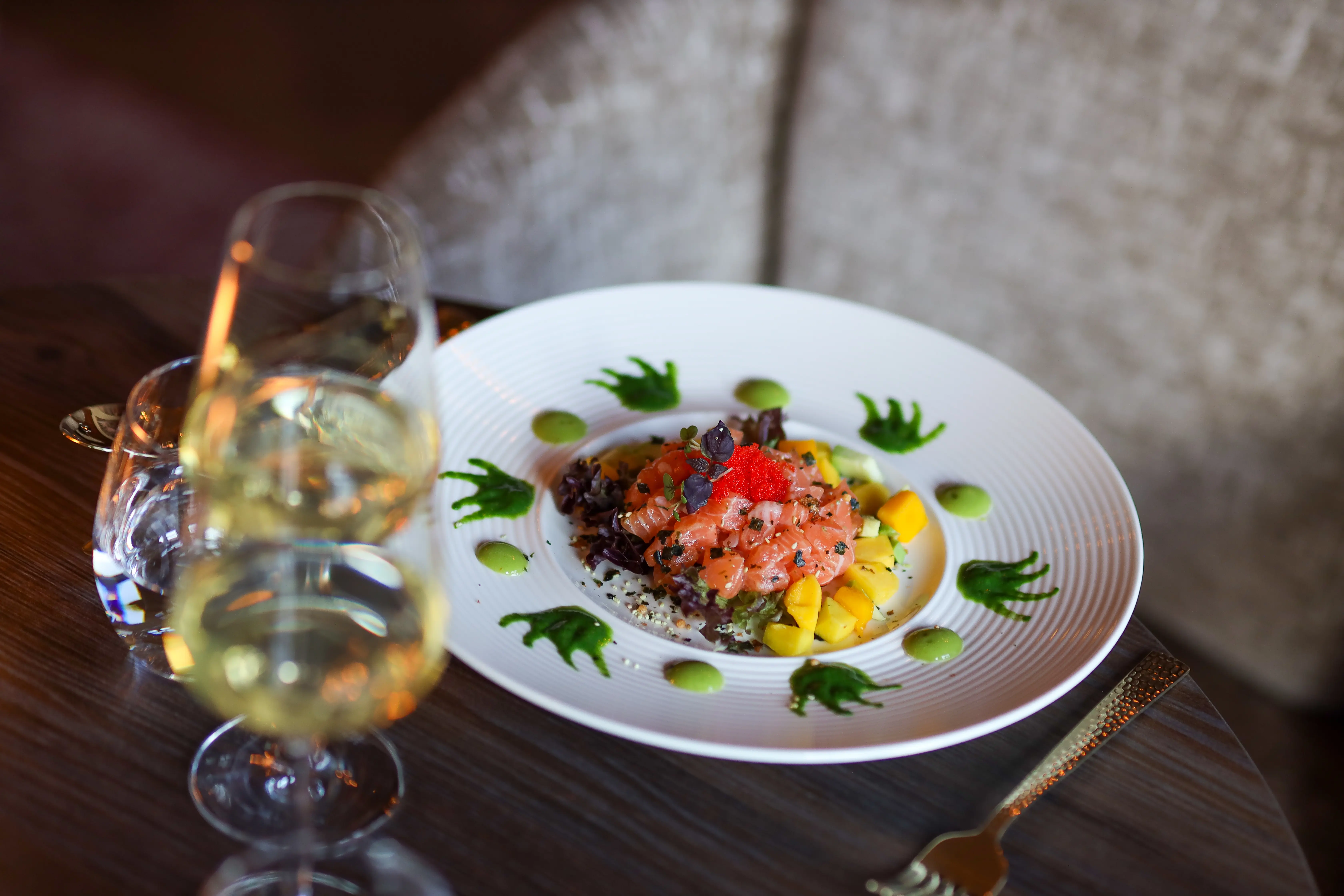 Tafel met zalm gerecht