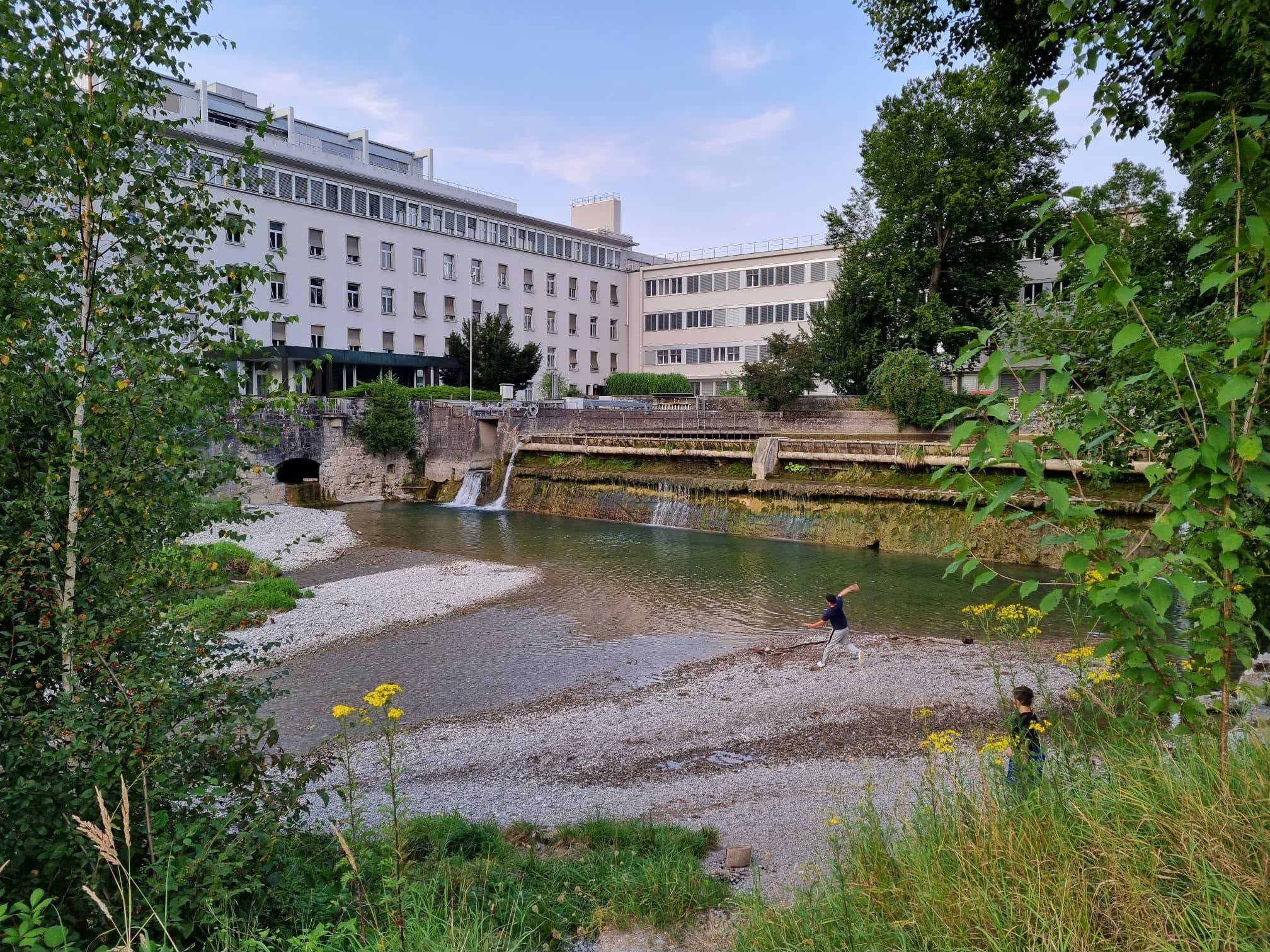 LÖYLY-Sauna bei der Stazione Paradiso in Zürich, eingebettet in einen urbanen Garten mit bunter Lichterdeko.
