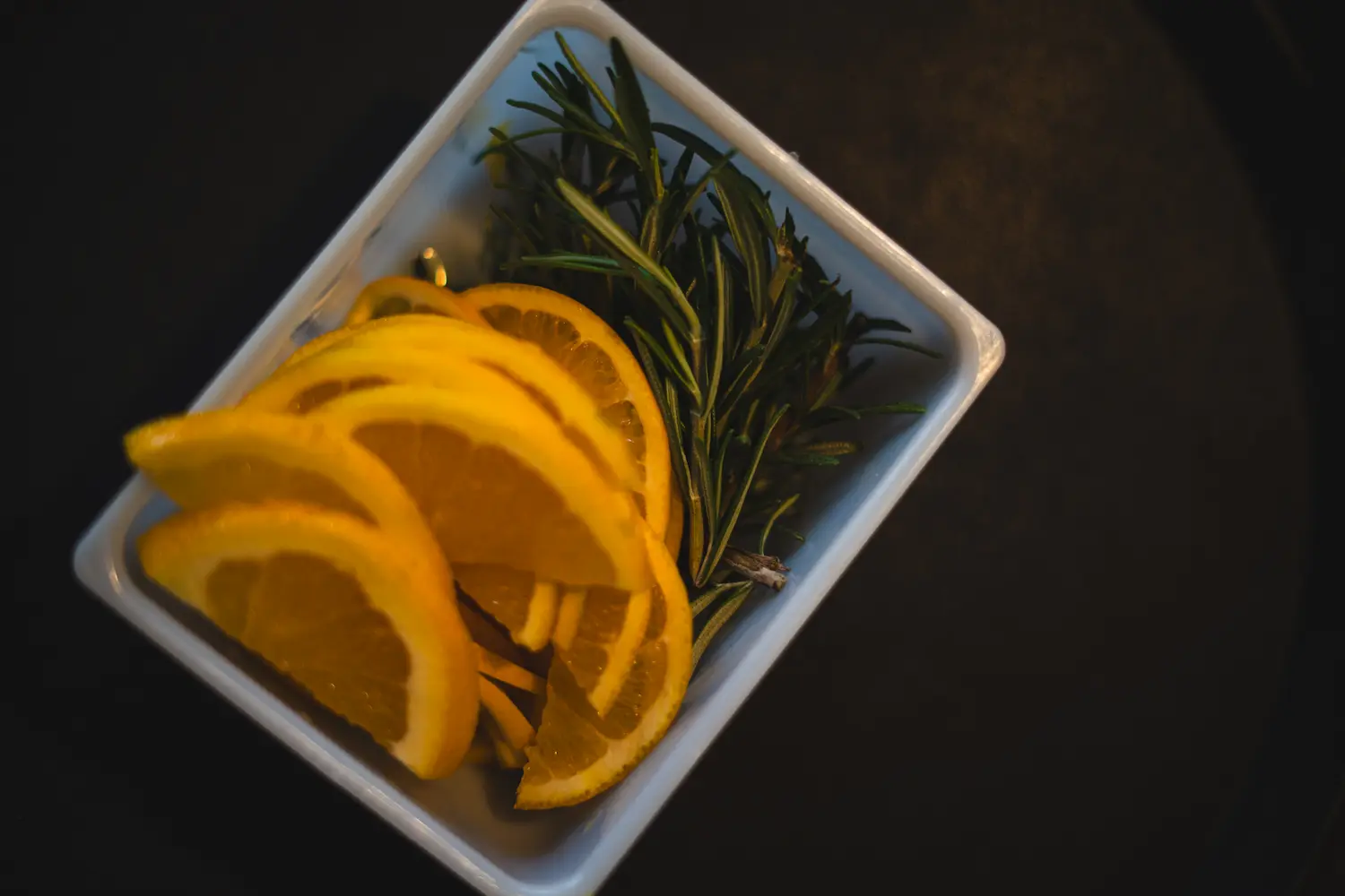Frische Orangenscheiben und Kräuter als stilvolle Cocktail und Getränkezutaten