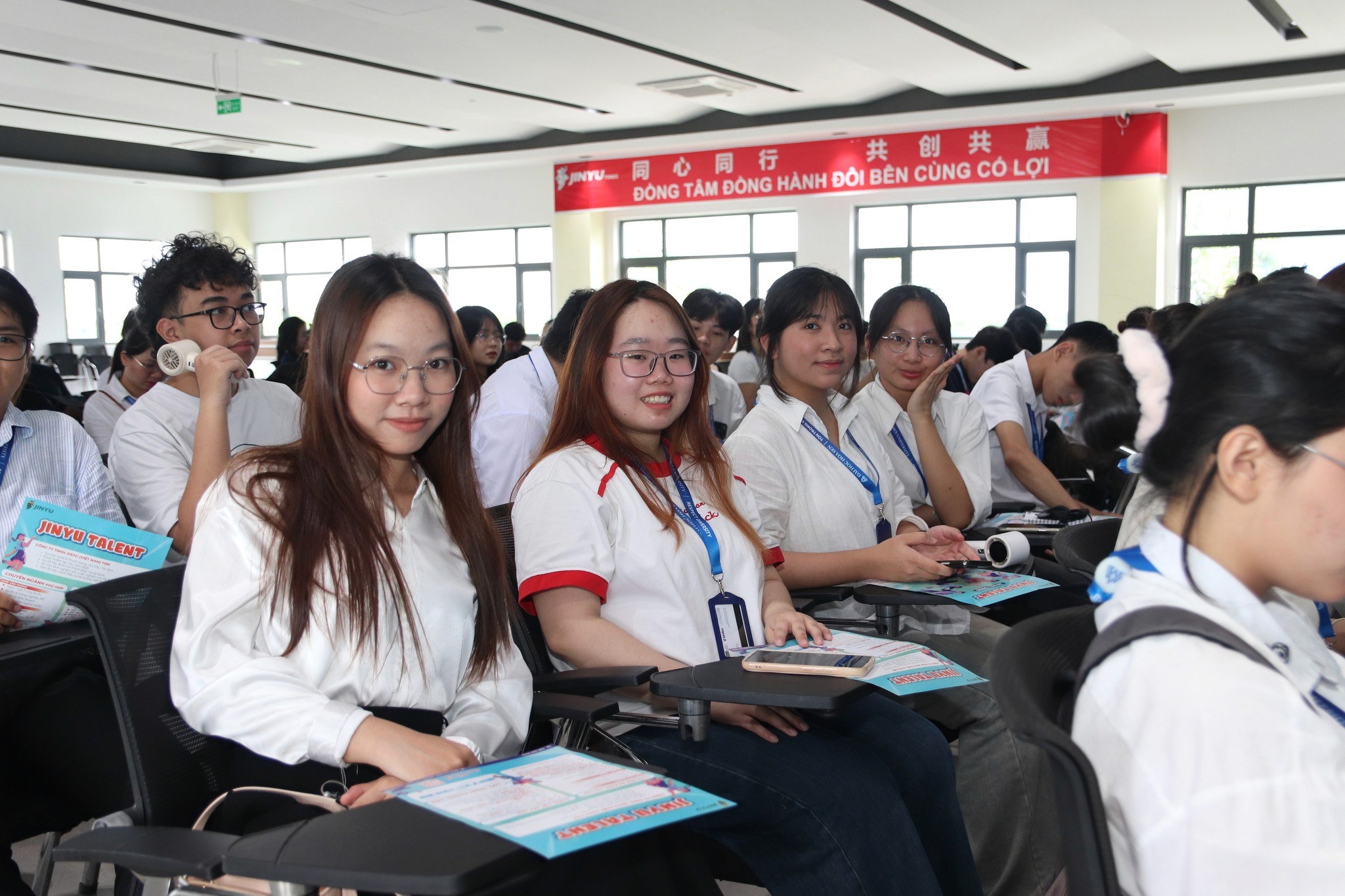 Sinh viên Ngôn ngữ Trung Quốc HSU trải nghiệm thực tế tại Jinyu Company Tour 2025