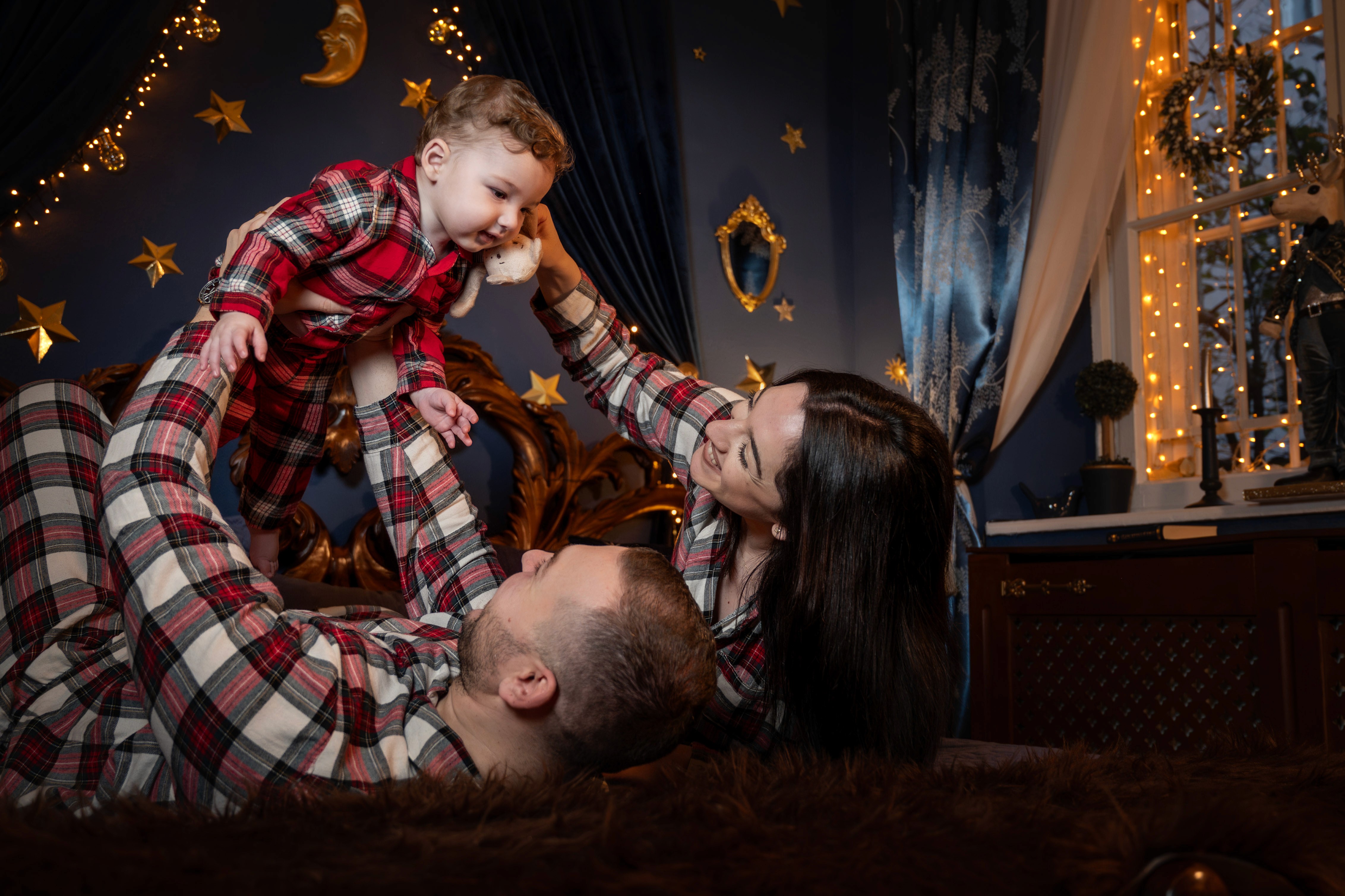 Ședință foto de Crăciun cu părinți și copil, surprinzând emoția sărbătorilor