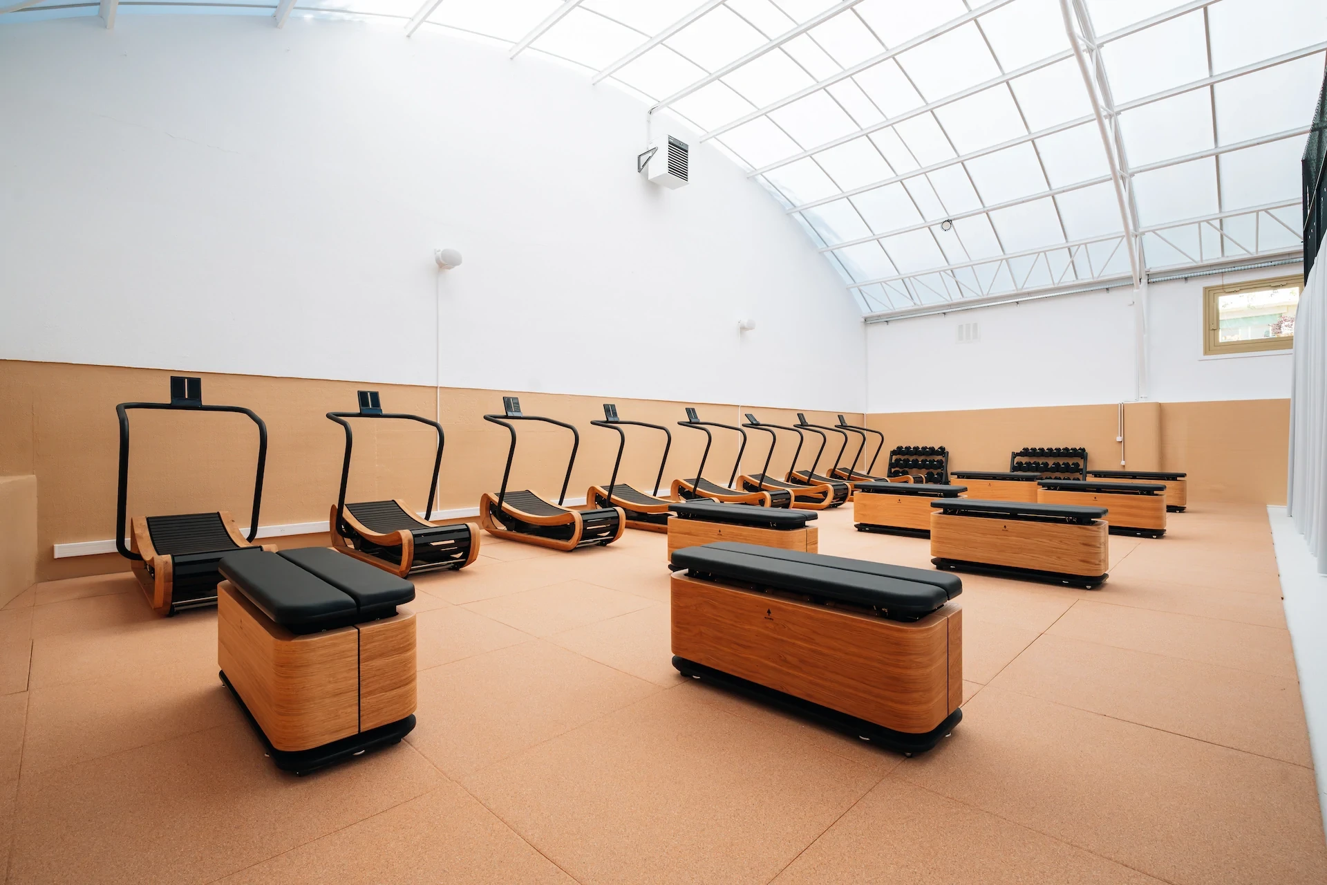 Salle de sport lumineuse avec équipements en bois. Exercices et bien-être.