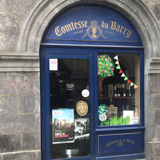 Façade de la boutique Comtesse du Barry avec affiches promotionnelles Impact vision en vitrine