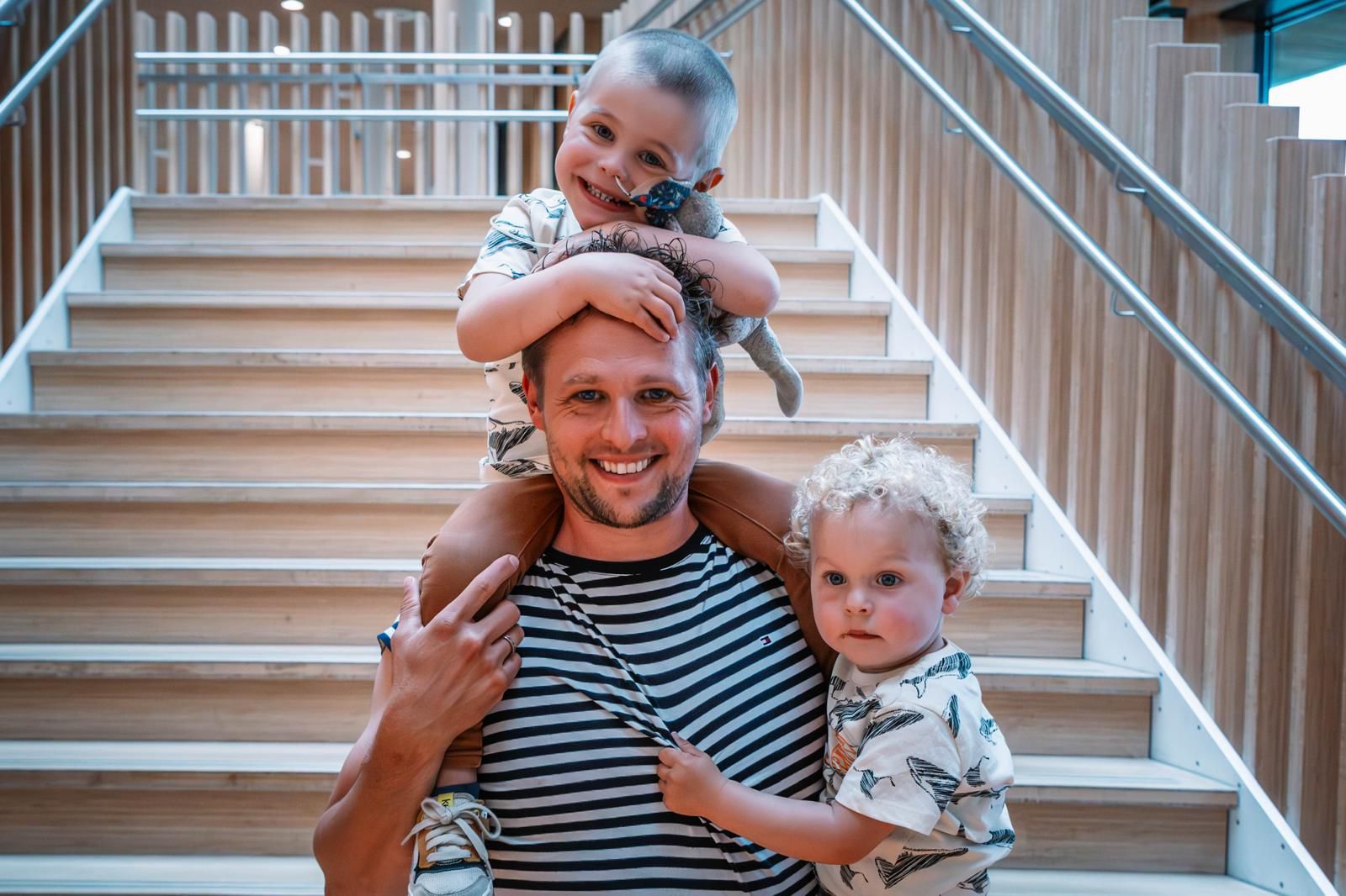 Hendrik op de schouders van papa samen met zijn broertje