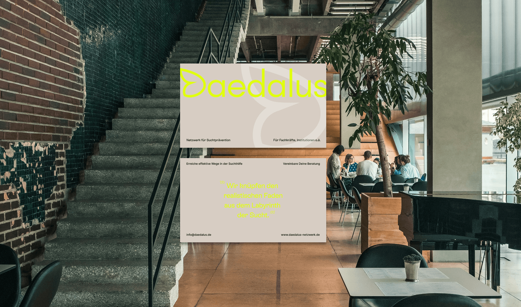 Visitenkarte vorderseite und rueckseite übereinander stehend präsentiert vor dem großen hellen offenen buero