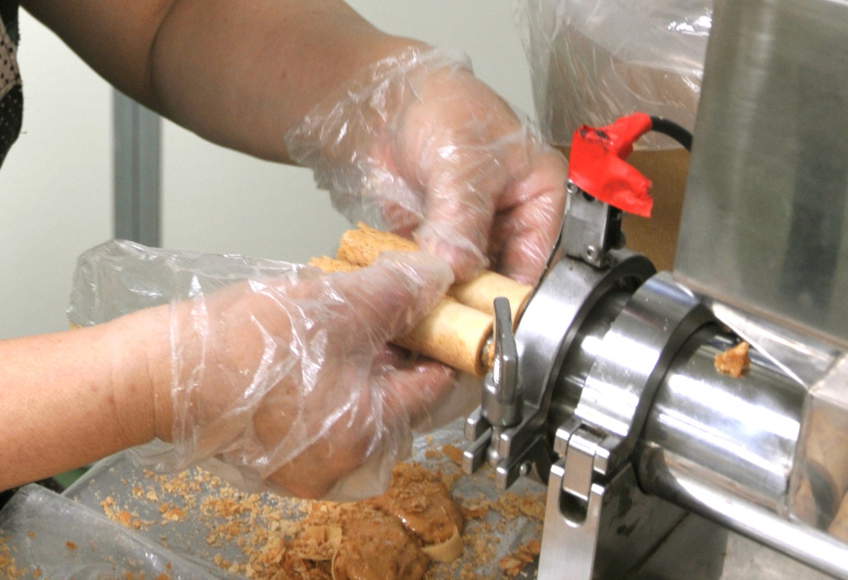 欣澄食品工廠製作手工蛋捲照片。