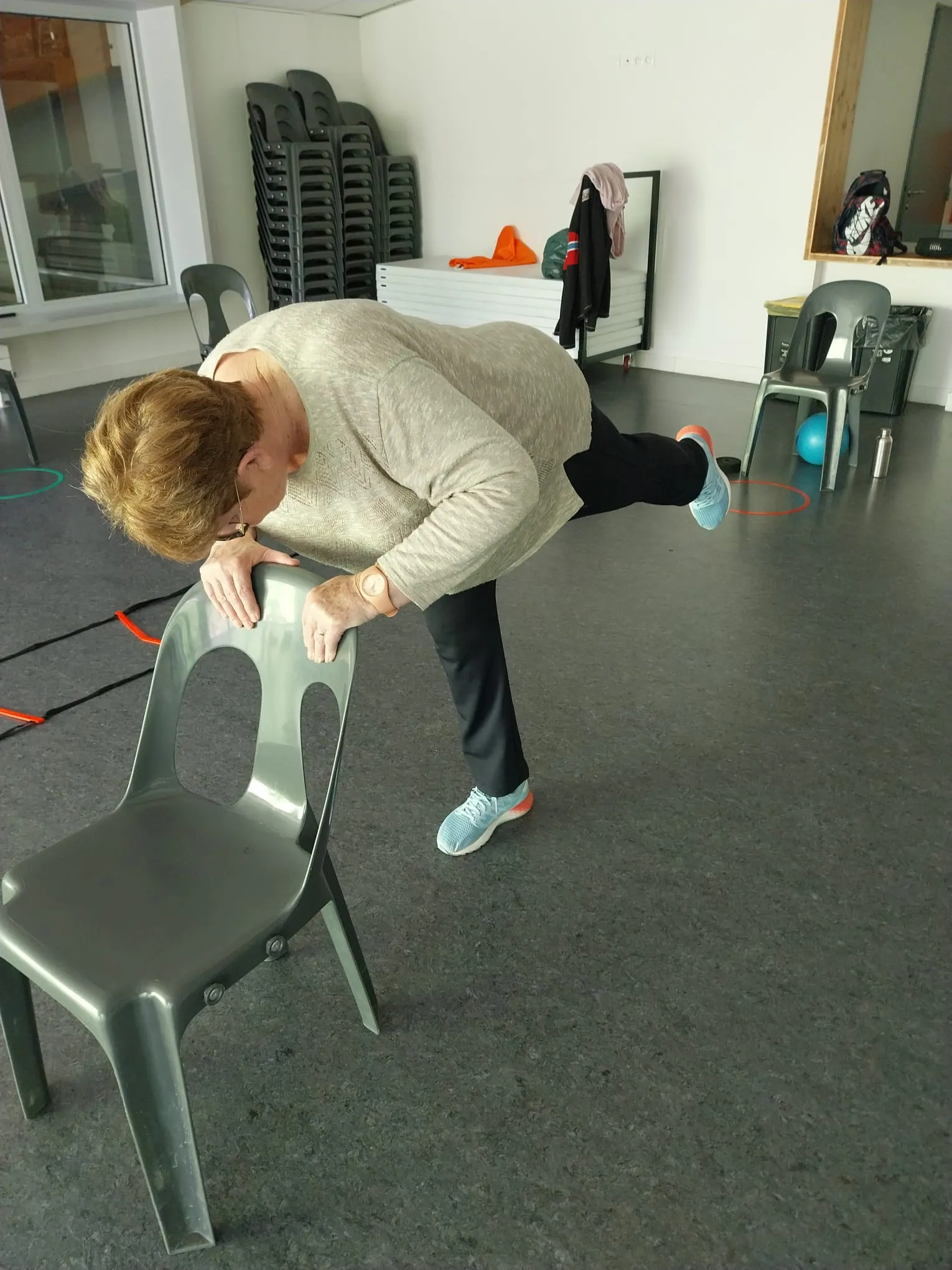 Exercice de mobilité pendant la gym douce seniors