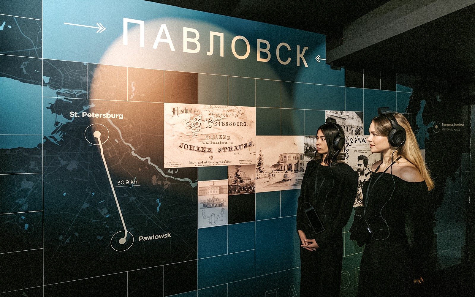 游客在维也纳约翰·施特劳斯博物馆展览中收听音频导览。