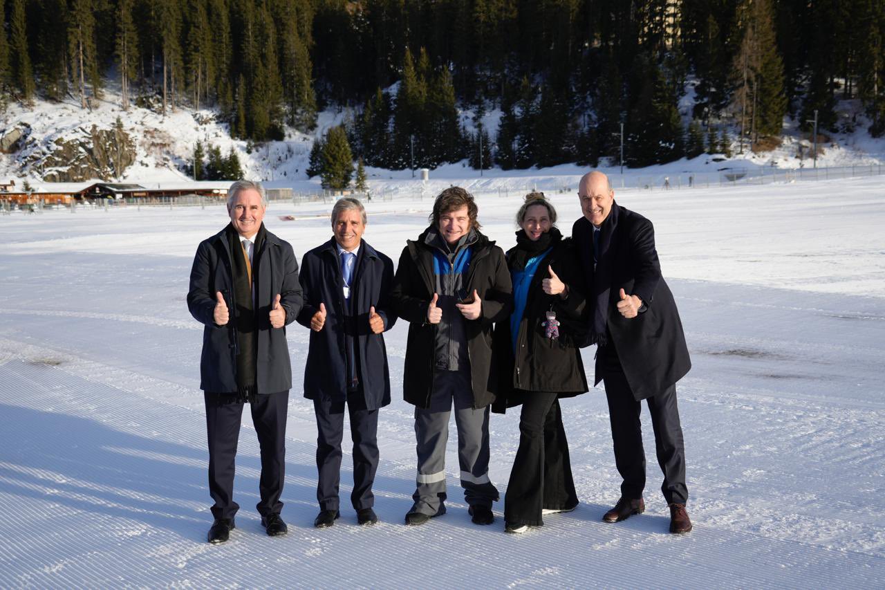 Presidente Javier Milei e integrantes de sua comitiva posam com sinal de positivo em paisagem coberta de neve durante o Fórum Econômico Mundial de Davos, na Suíça, em 22 de janeiro. Reprodução/X
