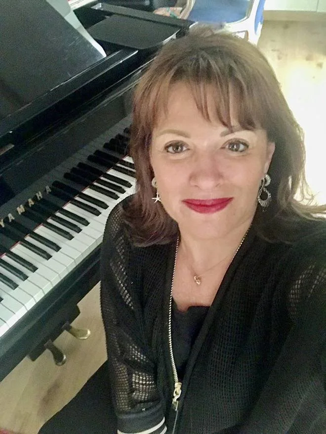 man in green crew neck shirt and black hat