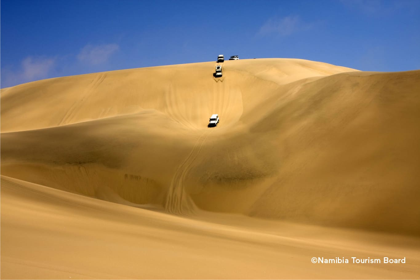 Geländewagen auf den Dünen der Namib-Wüste