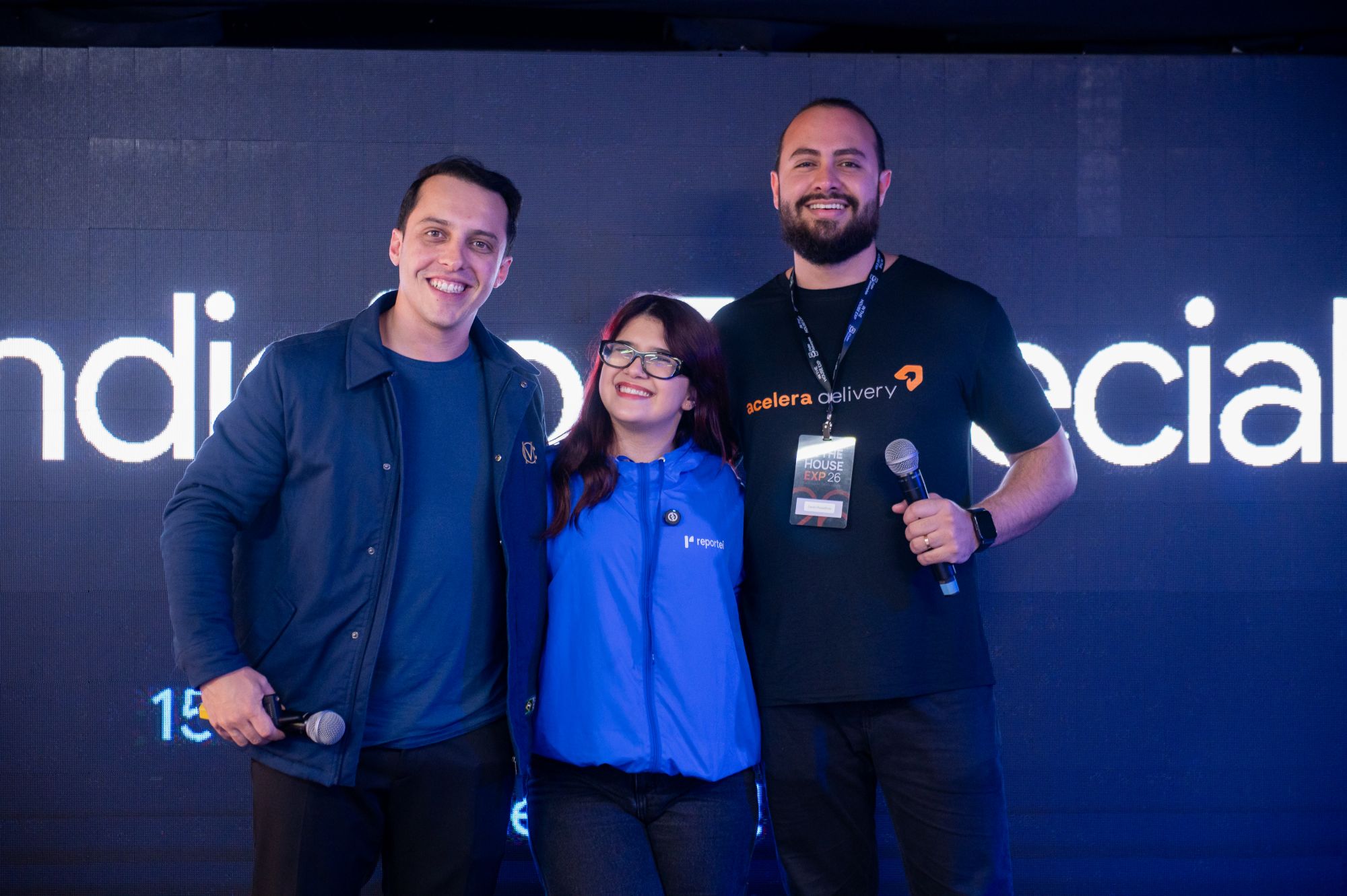 Bruno Urel com a Reportei e Danilo Possidônio no palco do IN THE HOUSE EXP 26