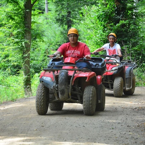 ATV Safari pakikipagsapalaran sa kagubatan.